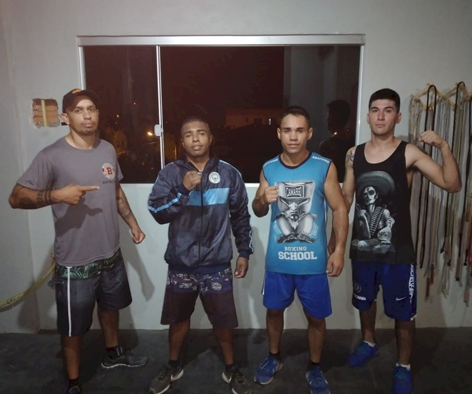 O técnico, Fabiano Camargo (esq.) e os pugilistas Gustavo Prates, Adriano Adunai e Ivan Inda