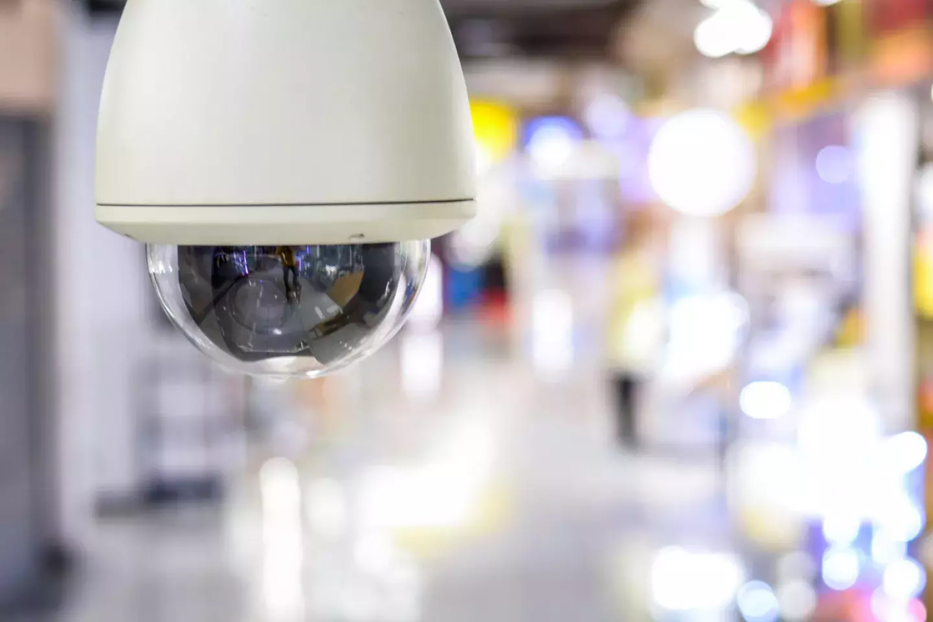 Câmeras de segurança flagraram o homem cometendo os crimes.