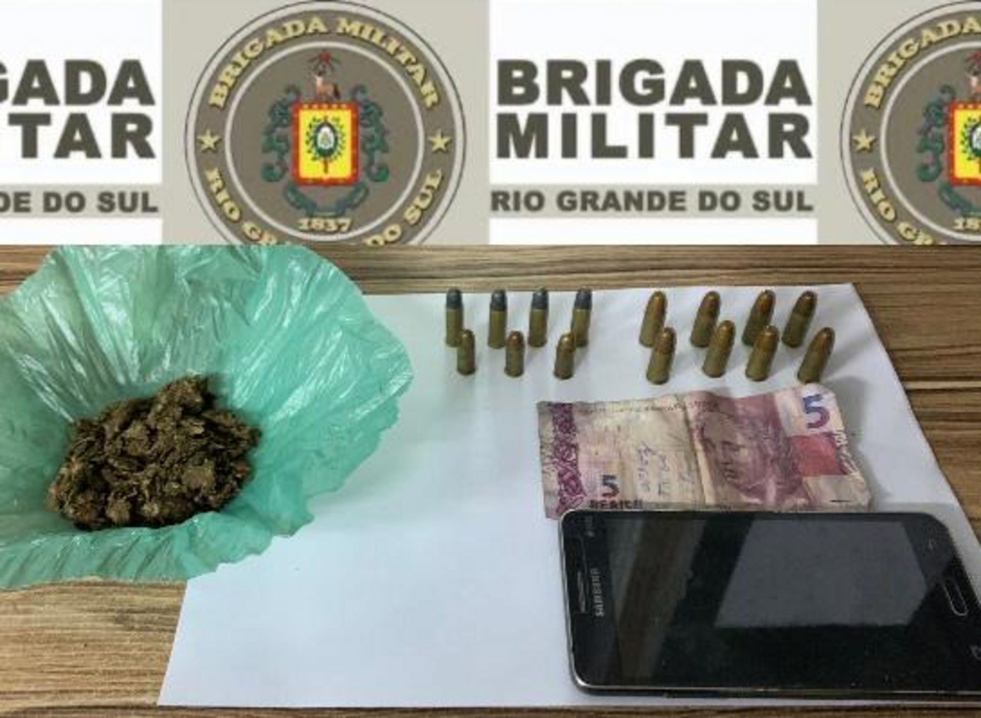 Policiais apreenderam droga, munições e dinheiro.