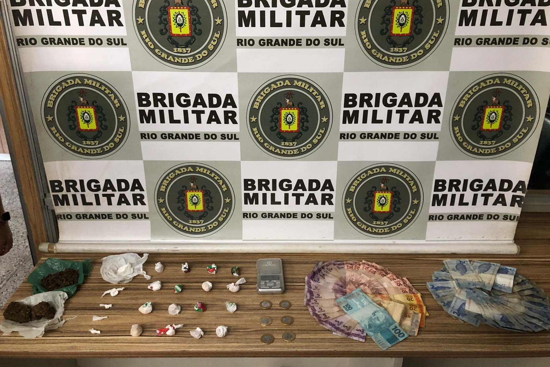 Policiais apreenderam drogas e dinheiro.