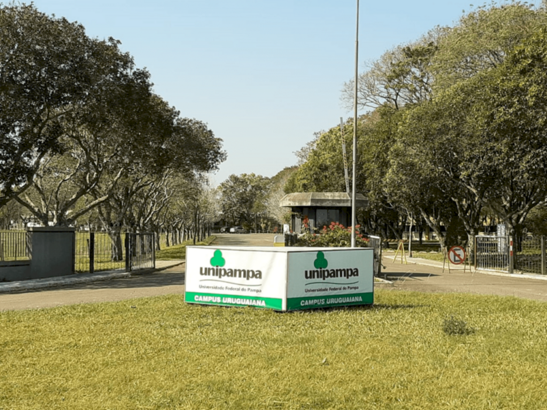 O laboratório de bioquímica atendia cerca de 25 estudantes.