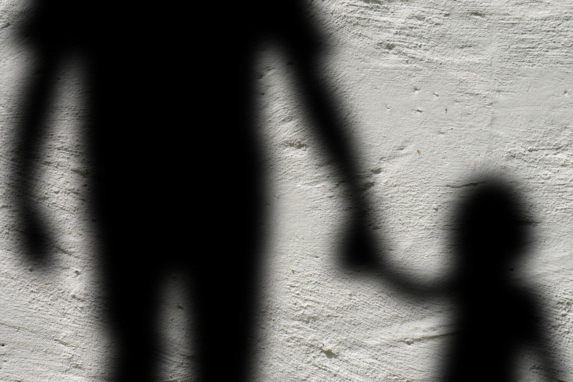 Homem é acusado de estuprar uma criança por diversas vezes ao longo de três anos.
