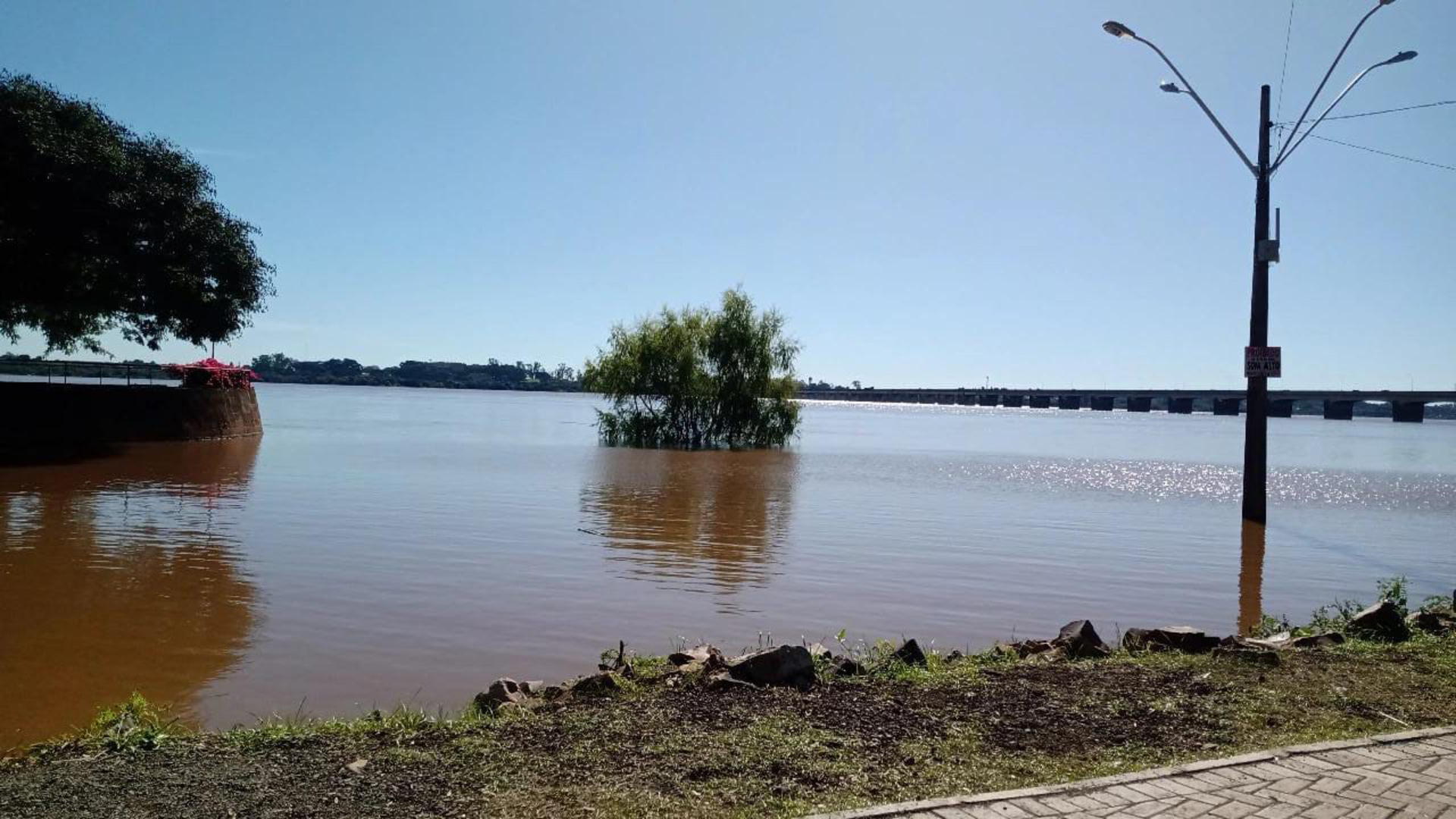 Seis famílias já precisaram deixar suas residências em decorrência da cheia do Rio Uruguai.