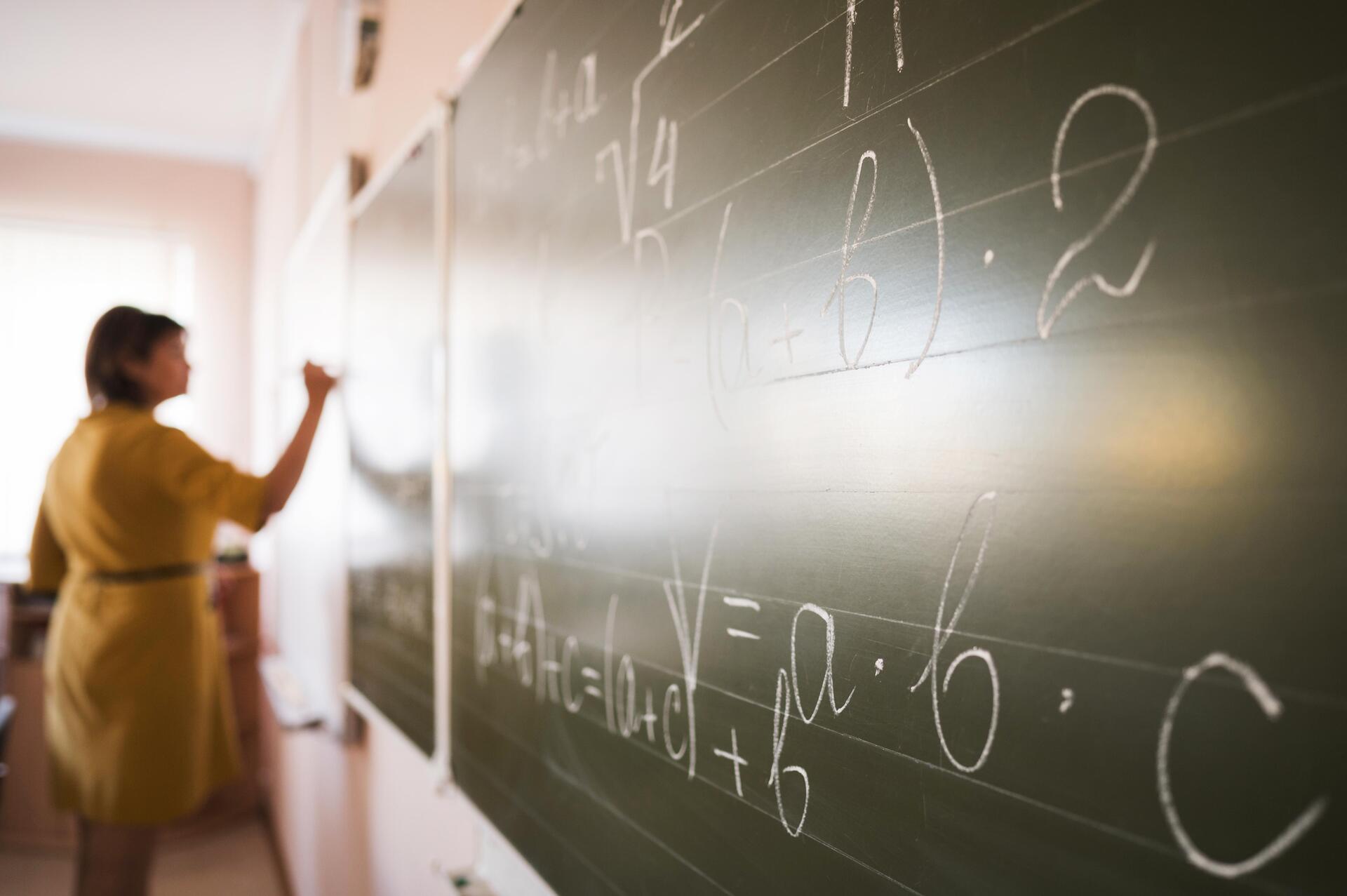 A seleção contempla professores e servidores.