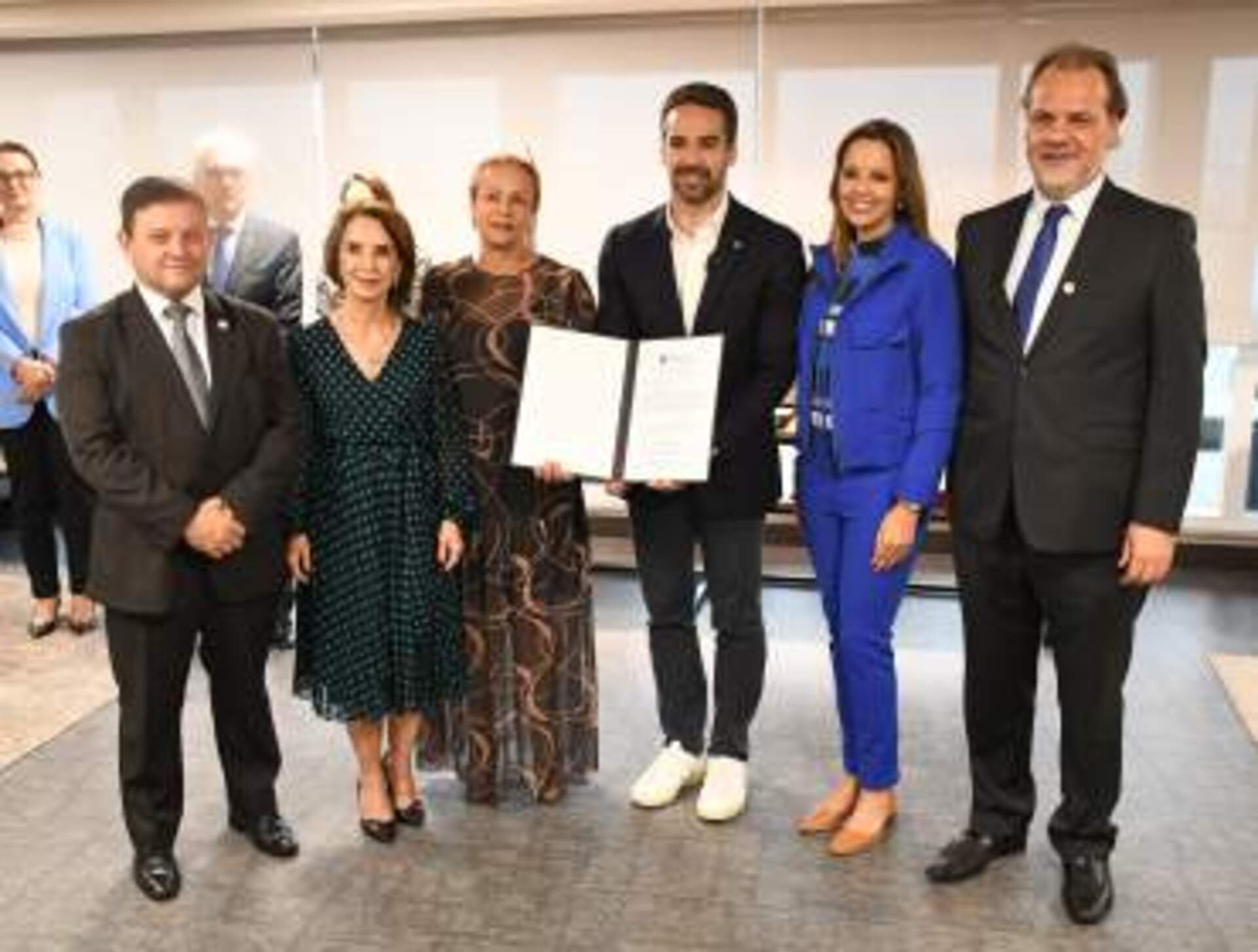 O Desembargador Vinicius, Secretária Raquel, Presidente Iris, Governador Eduardo Leite, Deputada Nadine e Desembargador Alberto na apresentação do ato de assinatura do repasse dos recursos