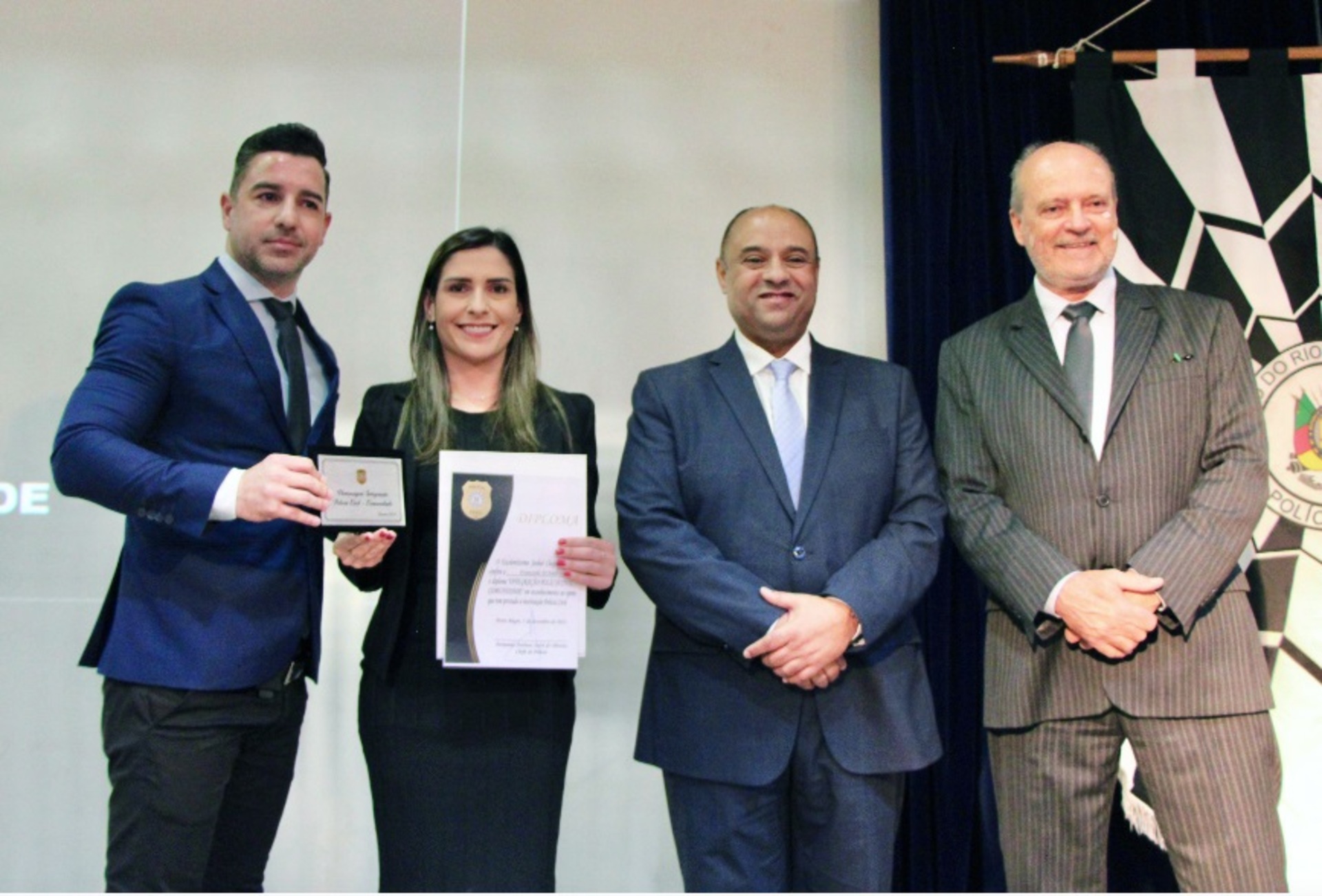 A homenagem tem como objetivo laurear pessoas, entidades ou instituições que tenham se destacado em atividades comunitárias em prol da Polícia Civil