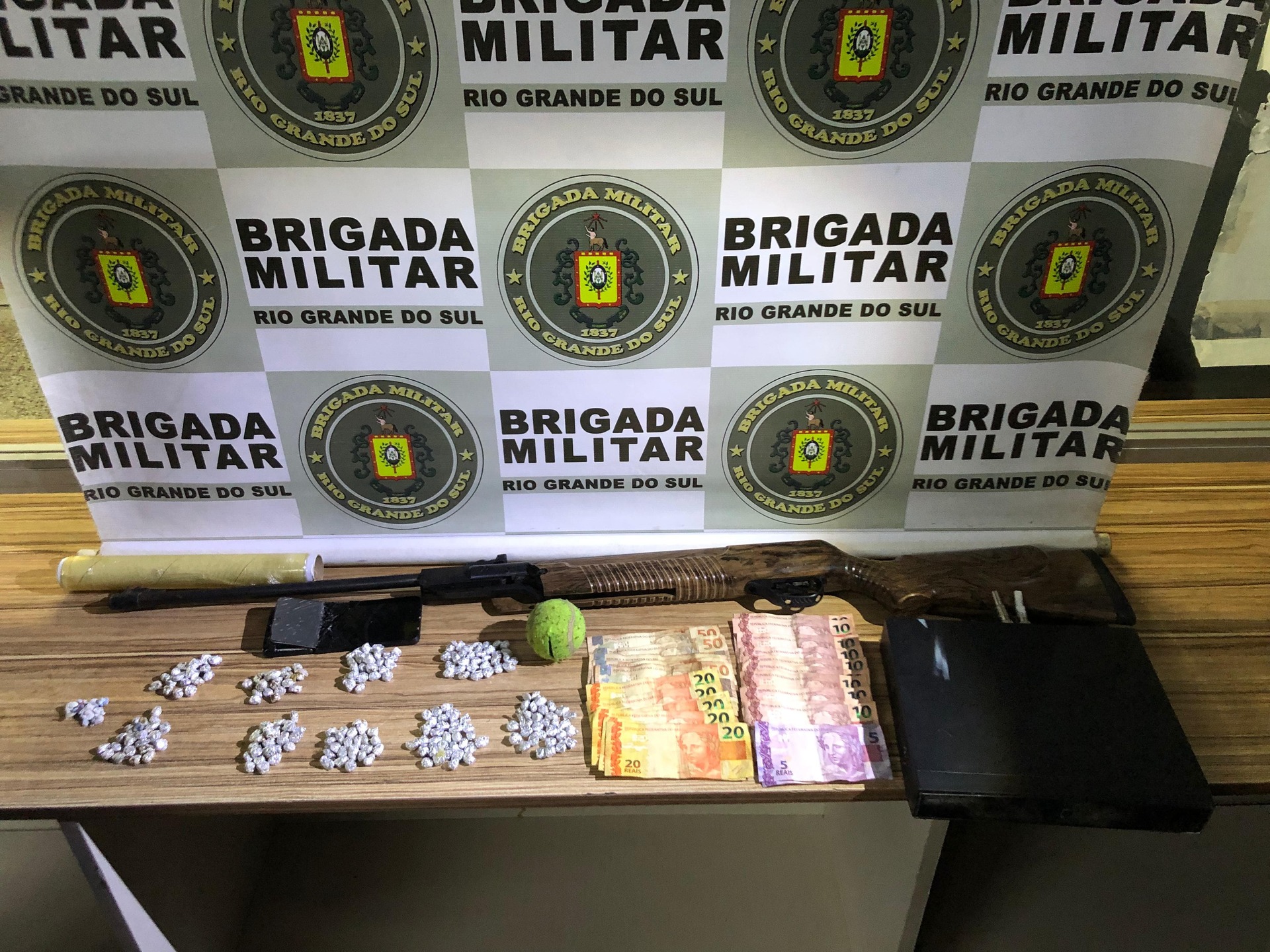 Os presos são acusados de tráfico de drogas