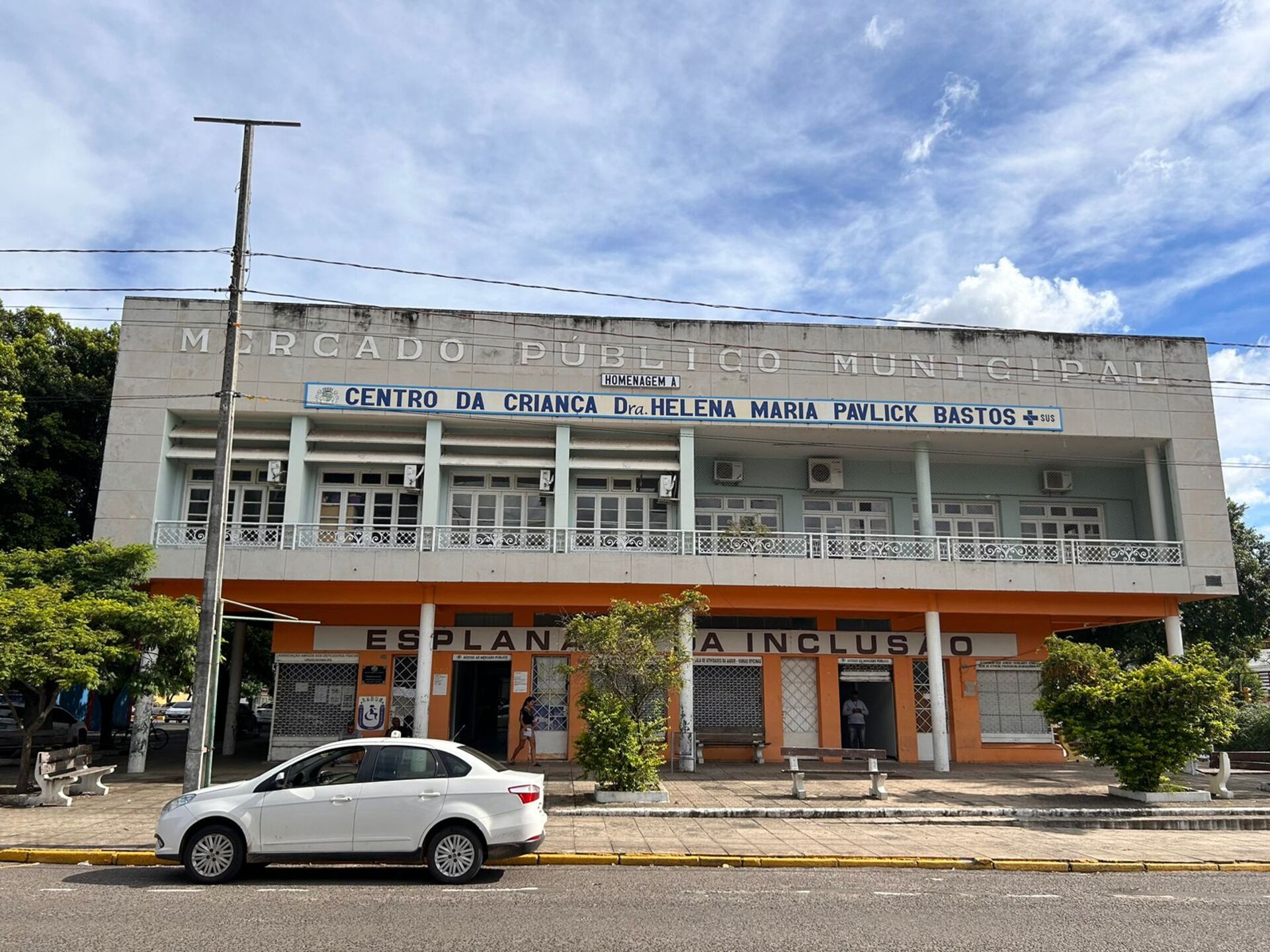 53 - O espaço conta com hortifrúti, costureira, artesanato, venda de lanches, peixe e produtos coloniais.