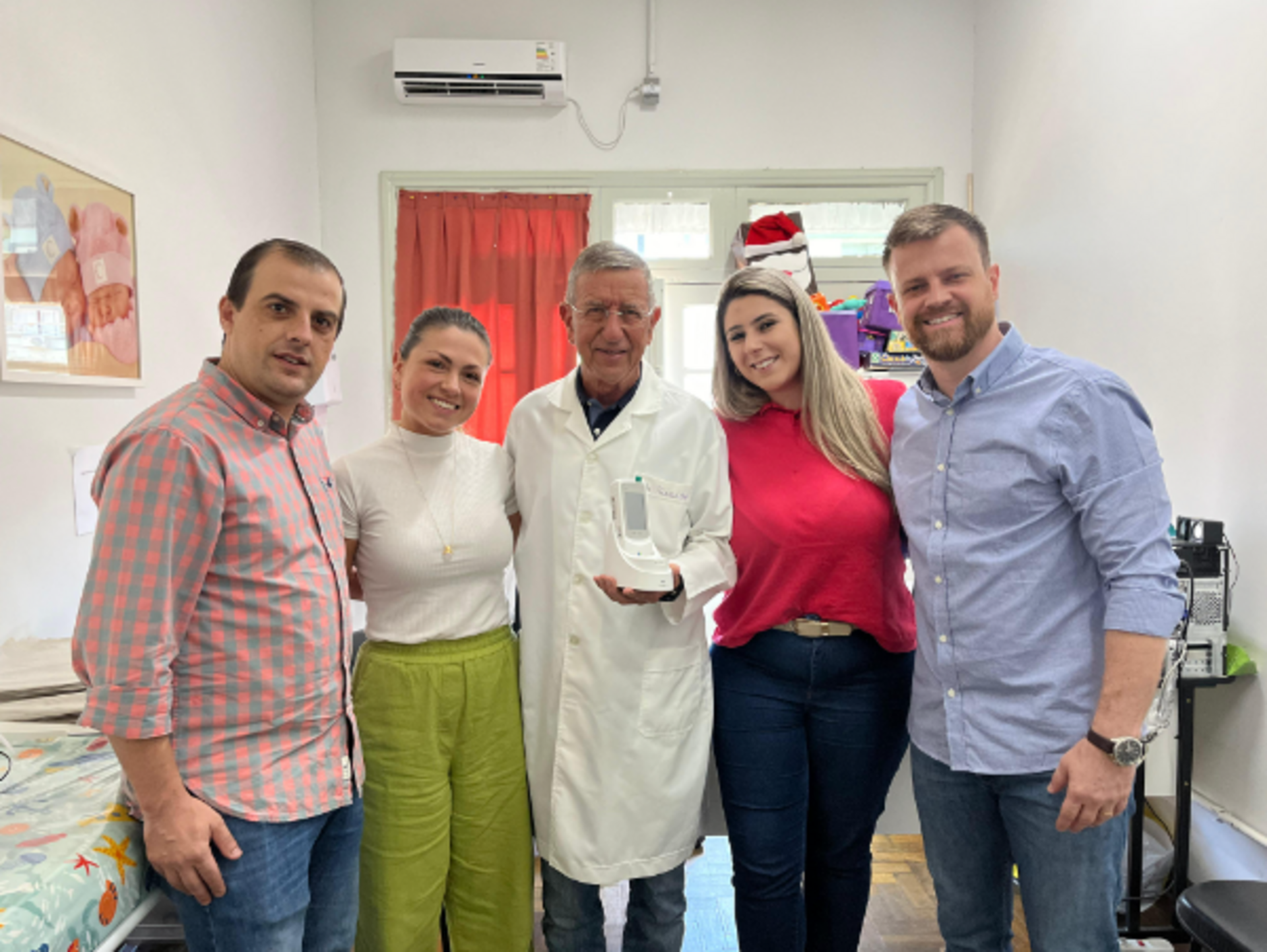 Prefeito Ronnie Mello e Secretario Municipal de Saúde, Diego Cantori, recebem Bilirrubinômetro