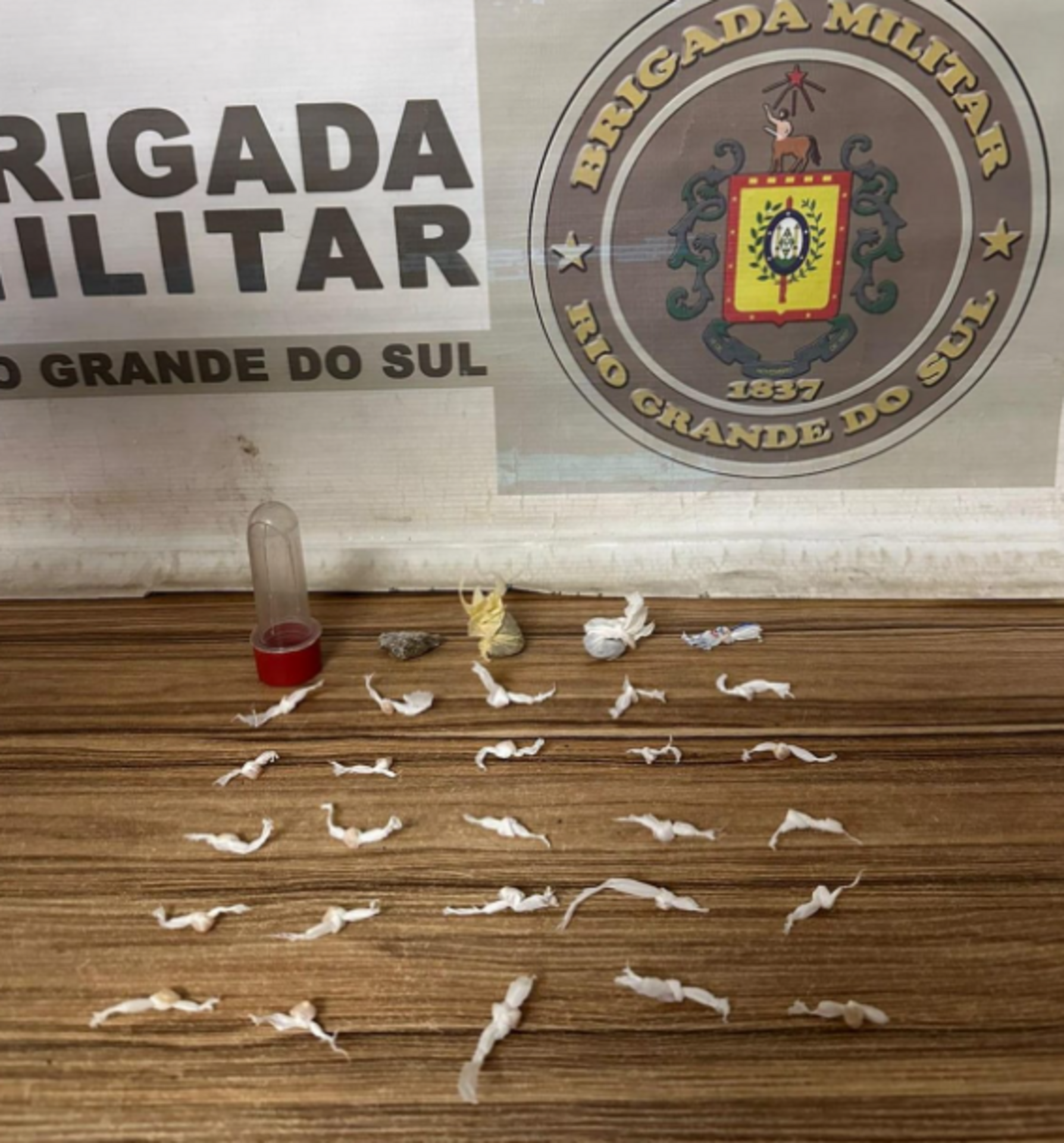 A droga foi apreendida com o acusado.