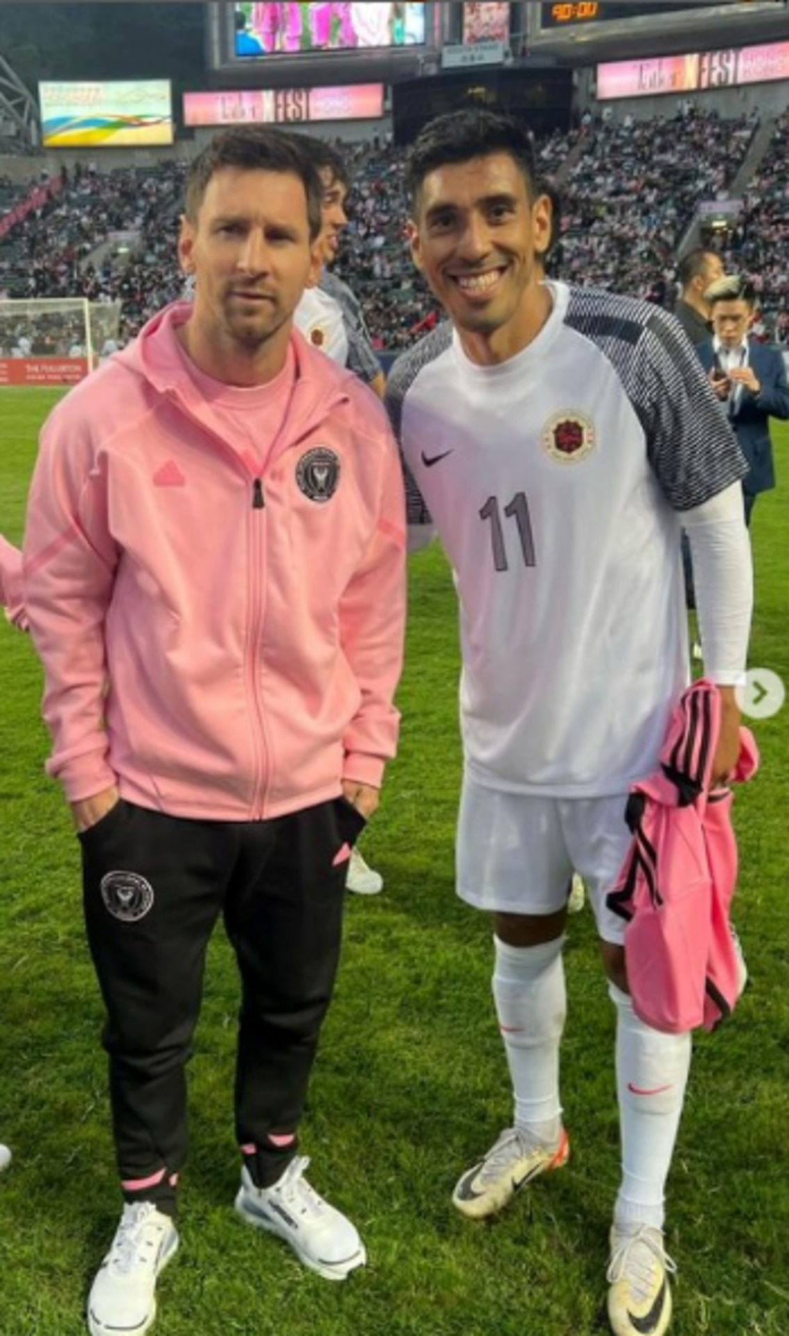 Cleiton posa em foto com Lionel Messi.