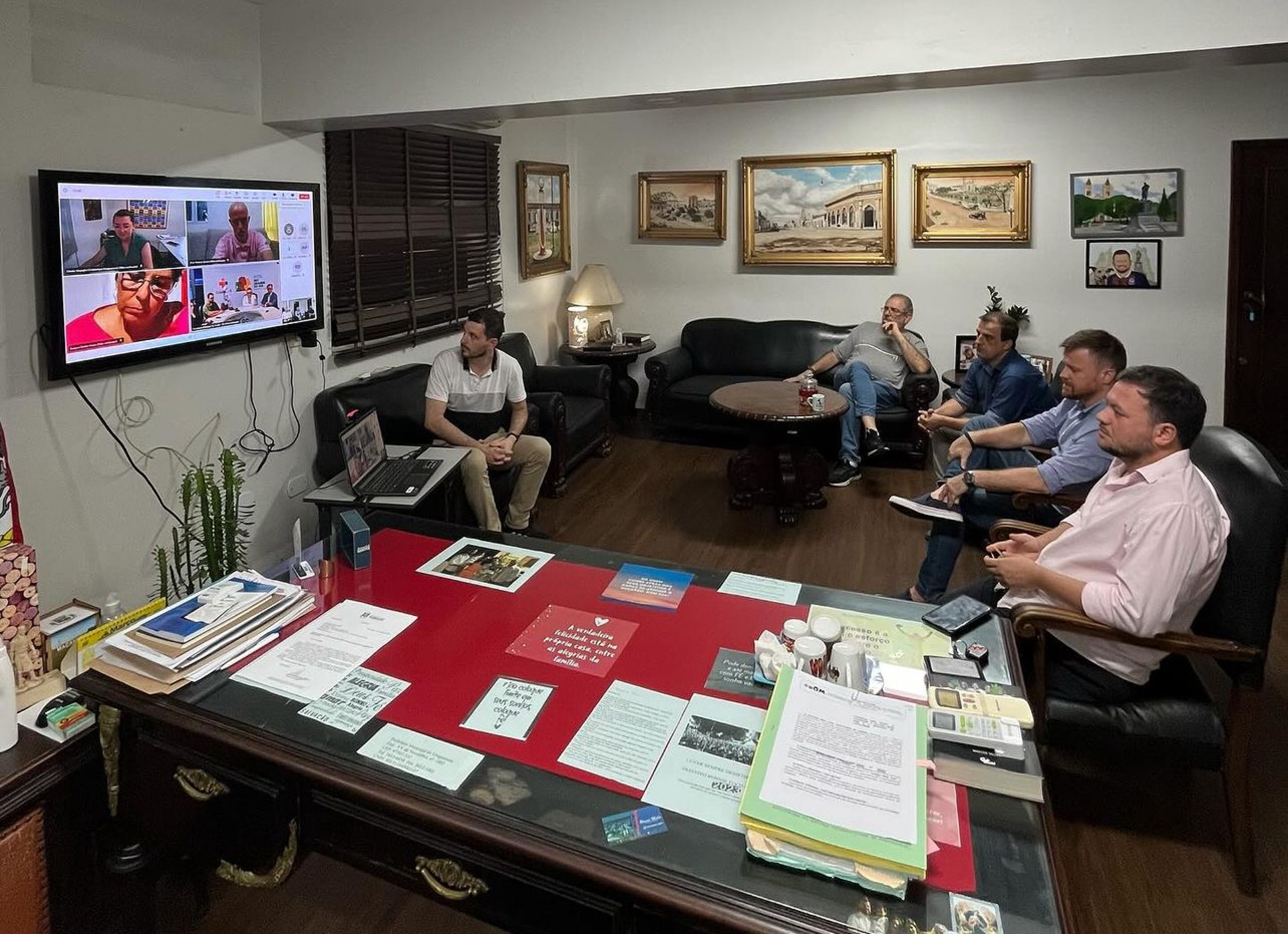 A reunião ocorreu nesta segunda-feira.