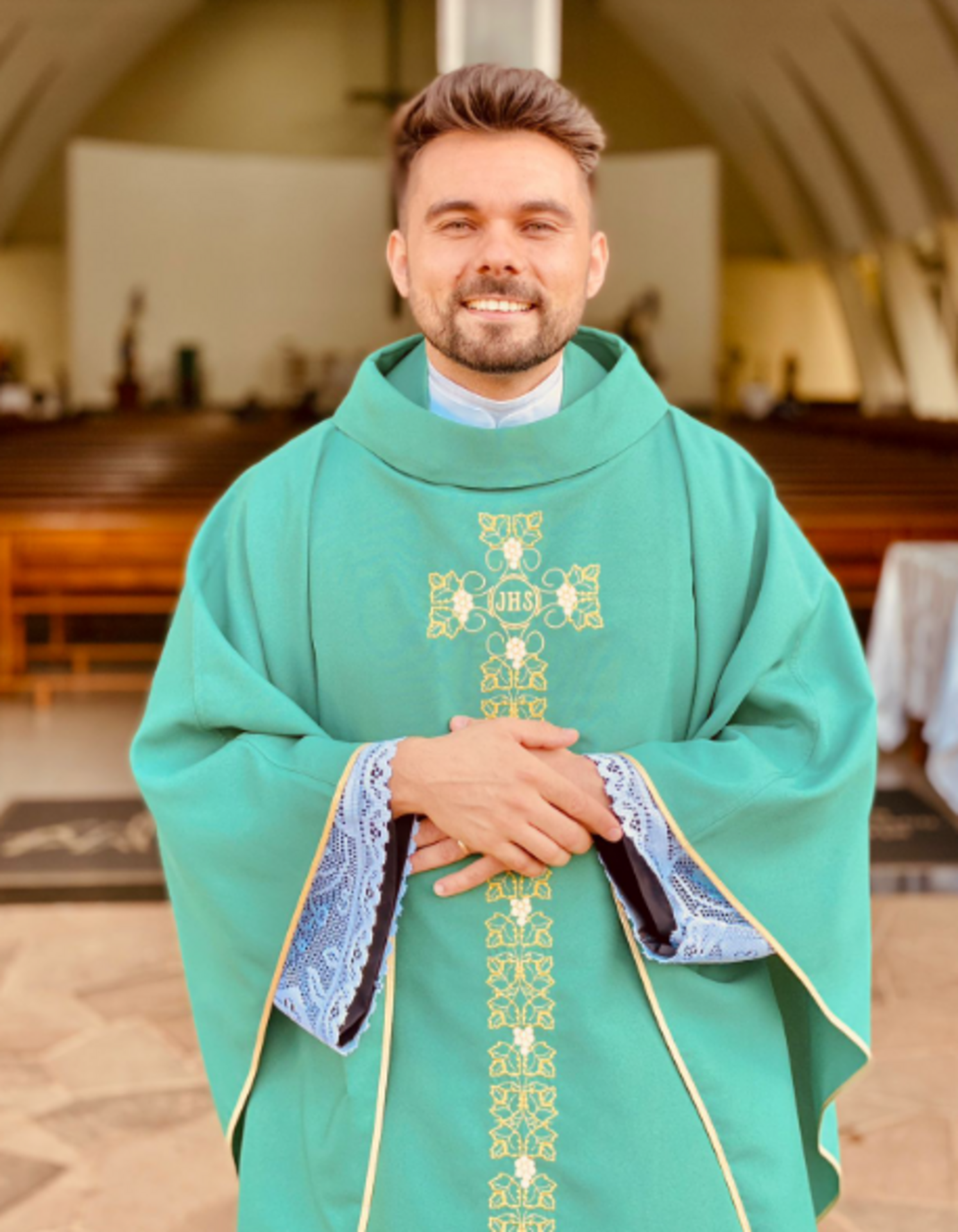 O padre tem 30 anos.