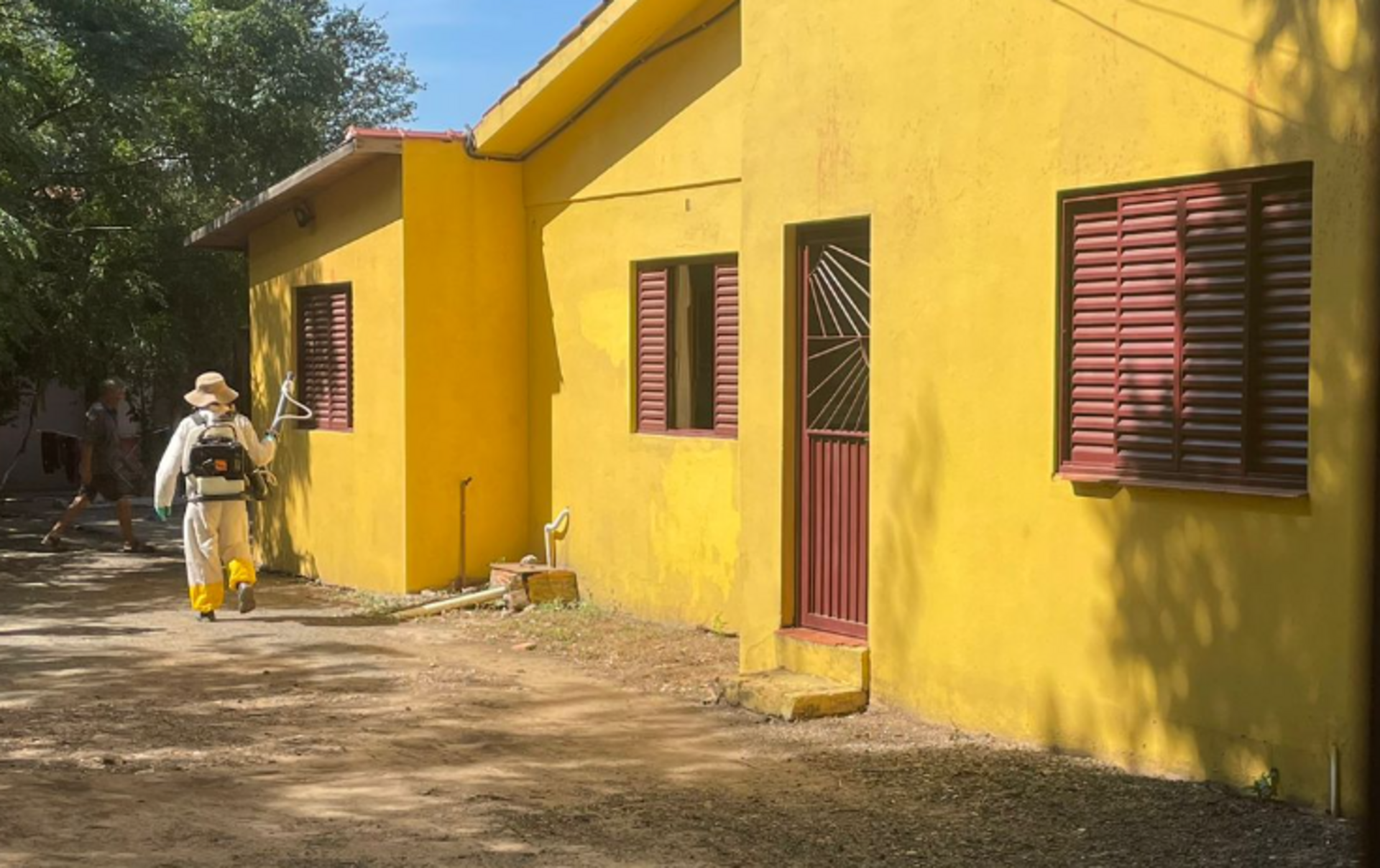 A pulverização ocorre quando existe confirmação de caso de dengue no bairro.
