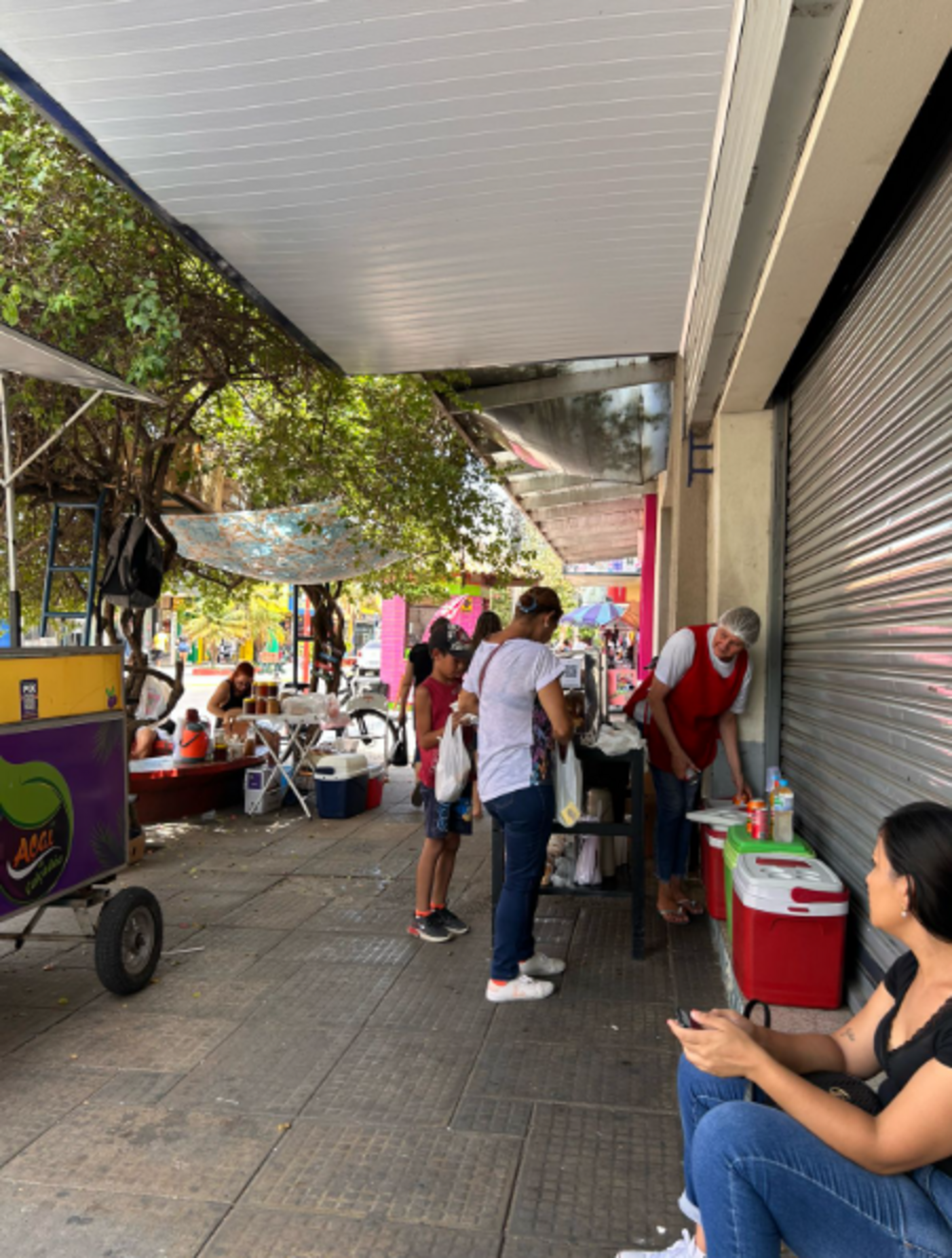 Uruguaianenses procuram sombra e alimentos e líquidos gelados no centro da cidade.