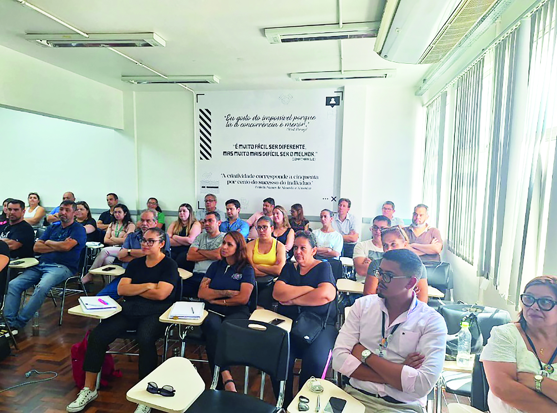 O curso é feito de forma presencial e online