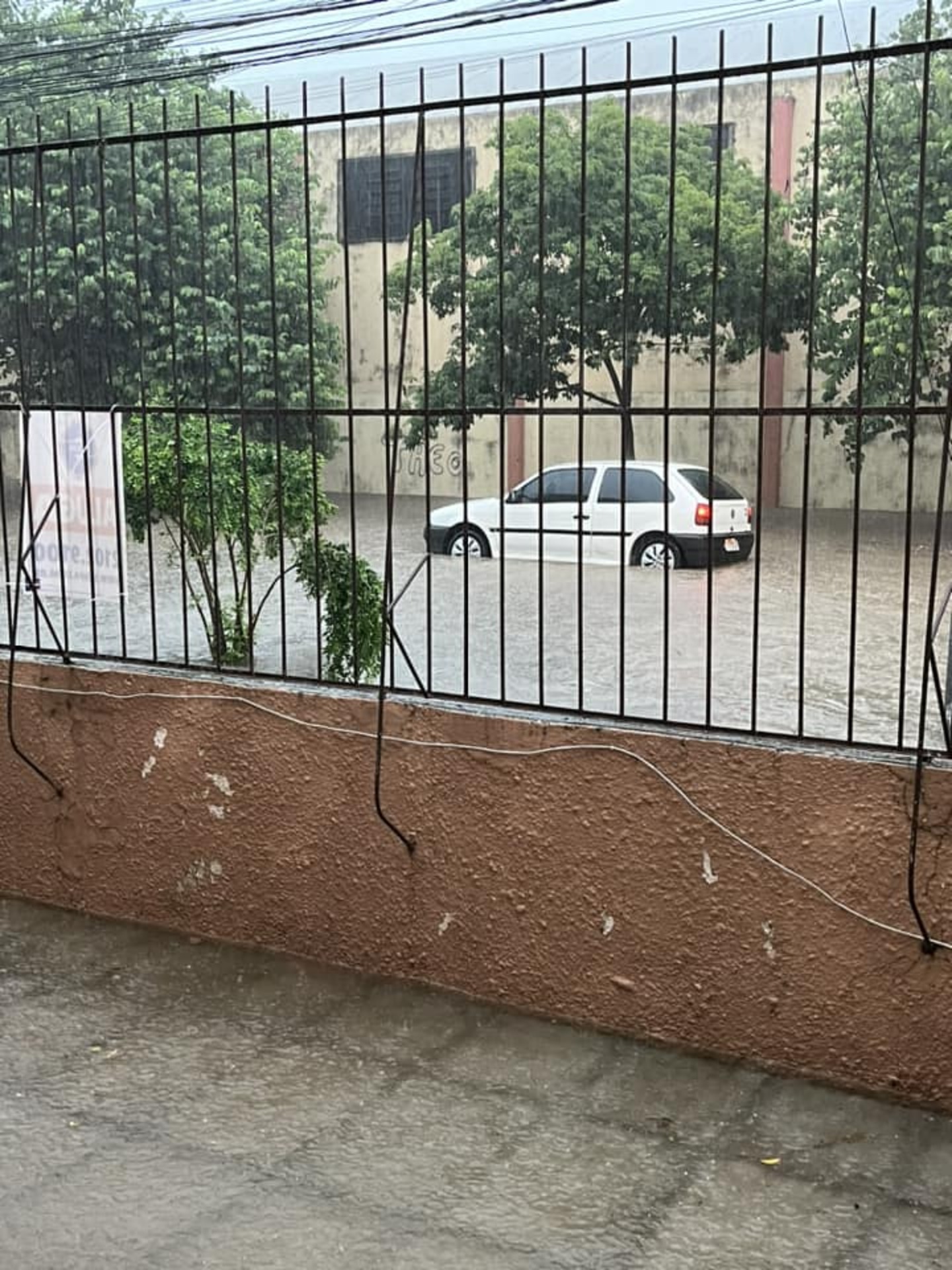 Rua XV de novembro, ao lado da escola Elisa Valls.