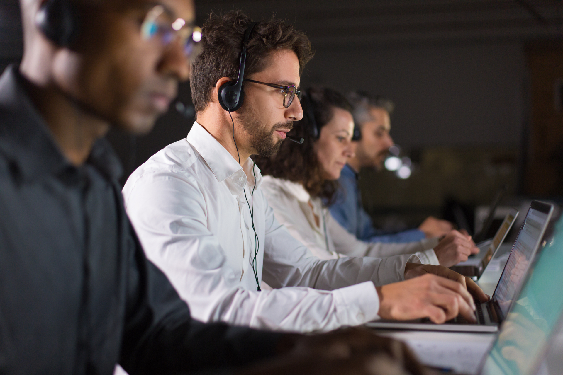 A maioria dos serviços terá um call center disponível
