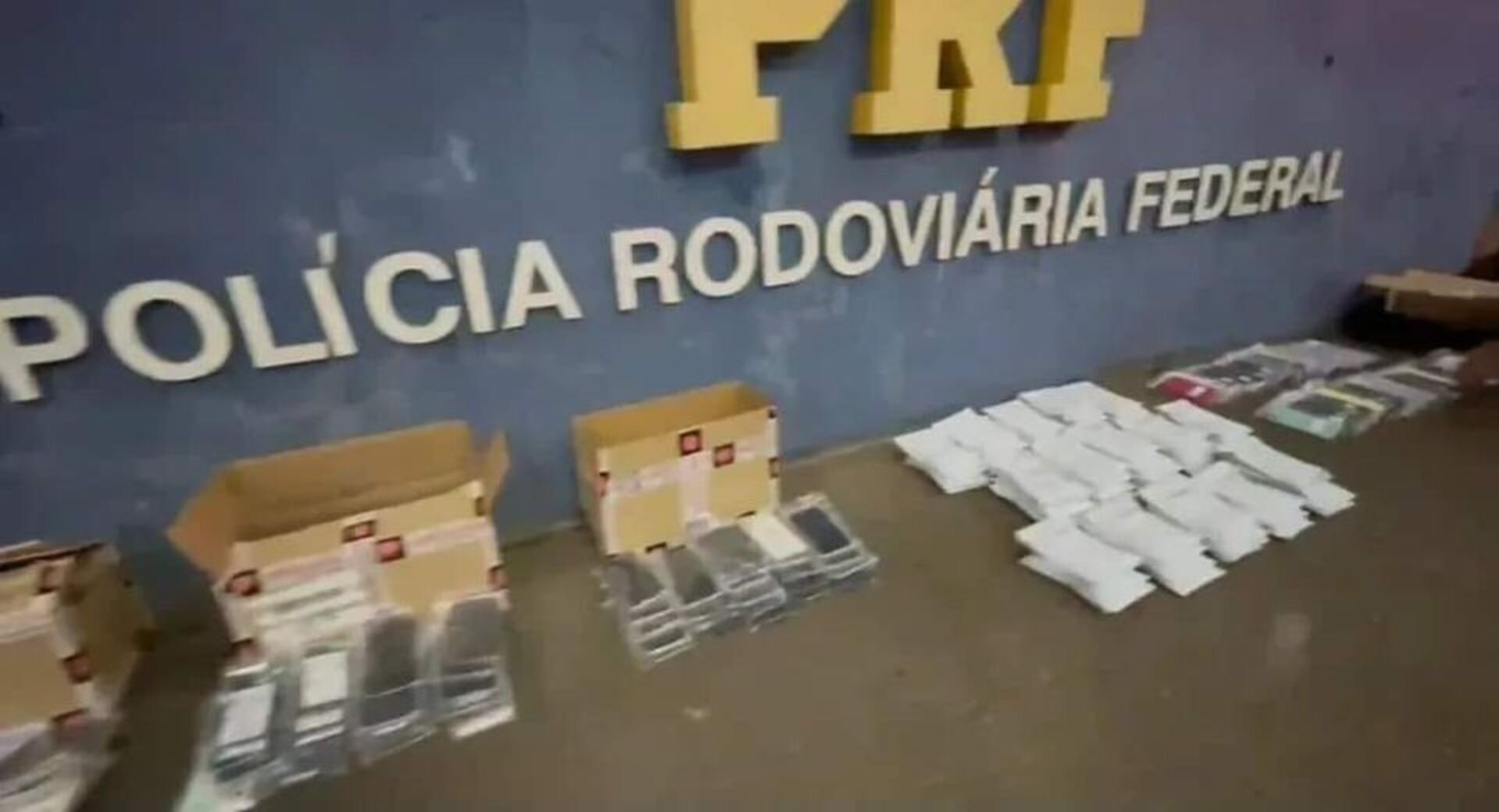 Os celulares, da marca Apple, tem valor de venda estimada em mais de um milhão de reais