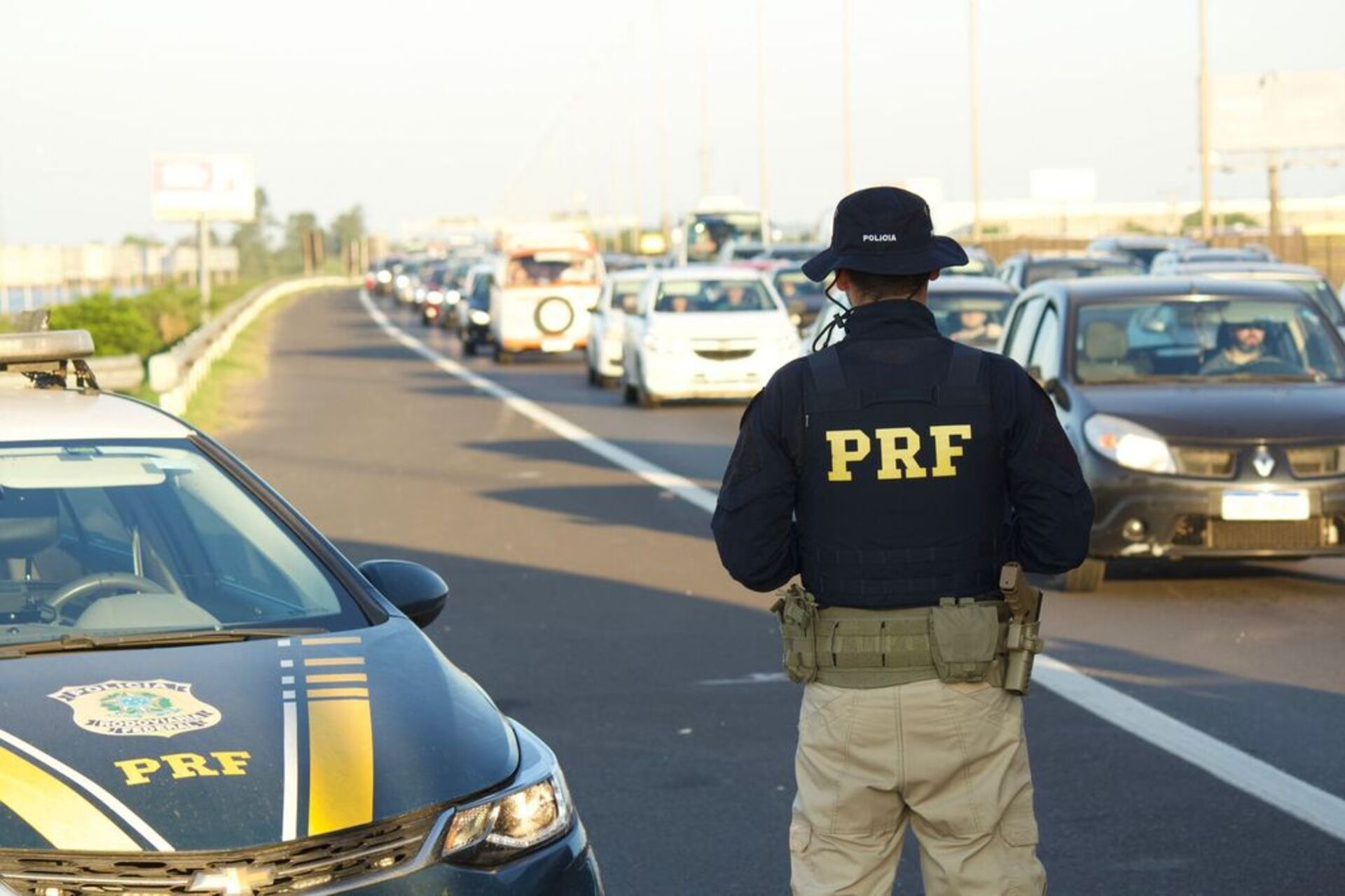Para quem decidir viajar sem enfrentar congestionamentos no trânsito, a PRF faz algumas recomendações