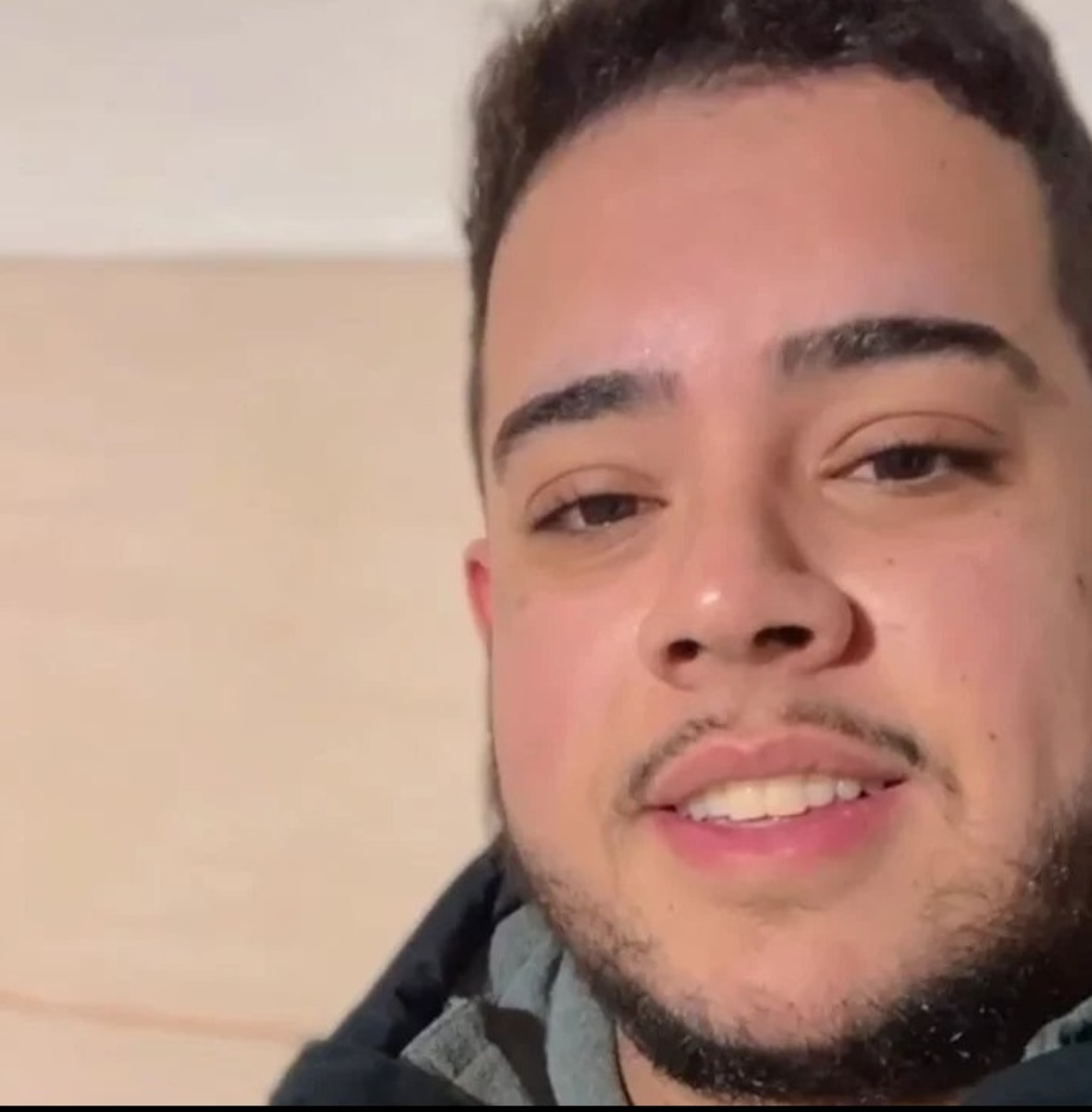 Marcelo Augusto da Rosa Rubim, de 23 anos, foi flagrado em frente ao edifício em que reside, fazendo a entrega de drogas. Ele já possuía passagens por tráfico