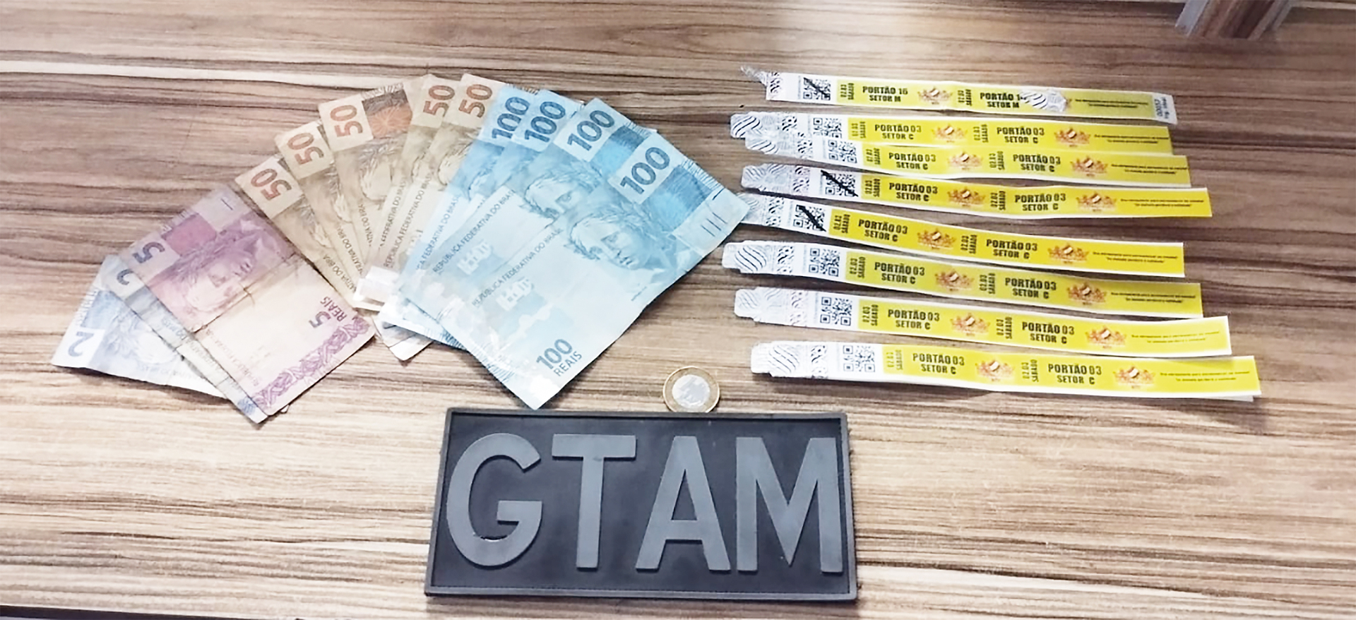 As pulseiras falsas estavam sendo feitas do lado de fora da Avenida