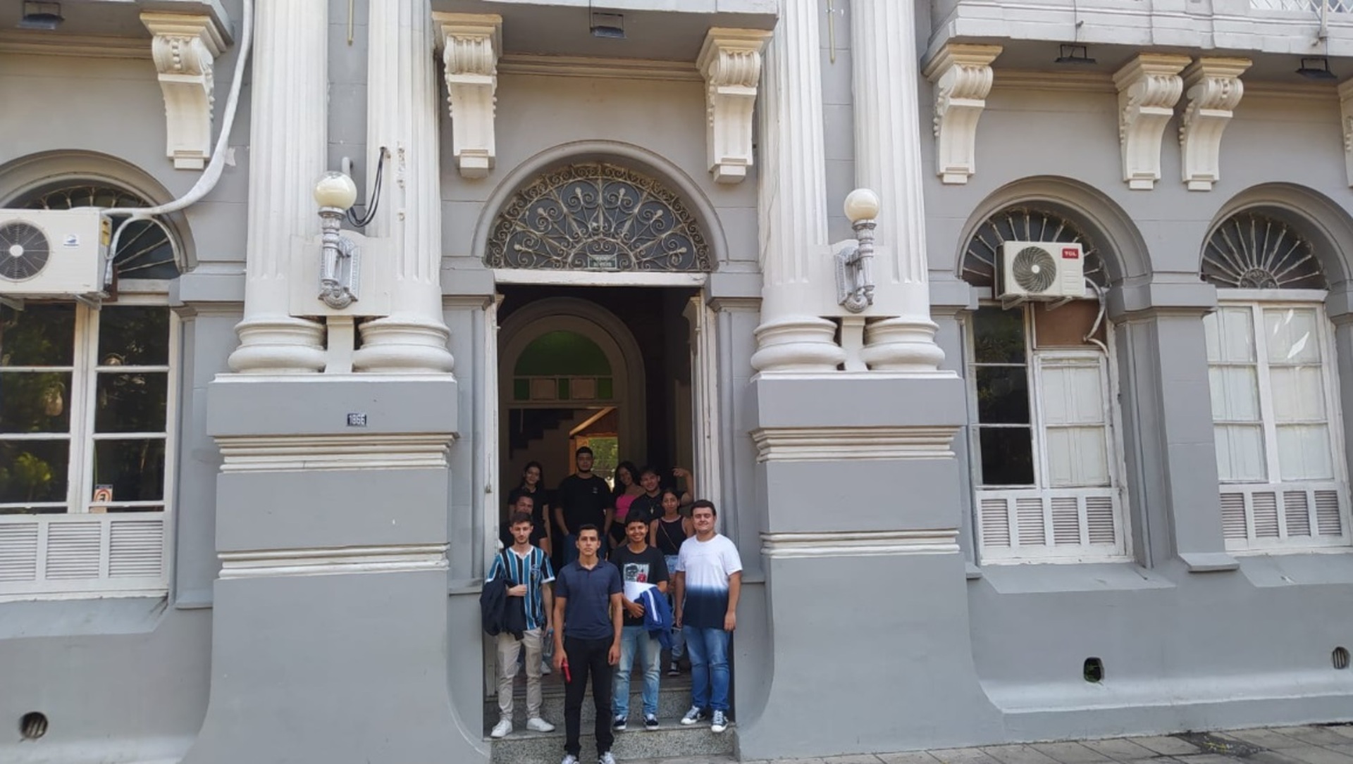O bolsa auxílio do ensino superior e técnico é de R$ 600