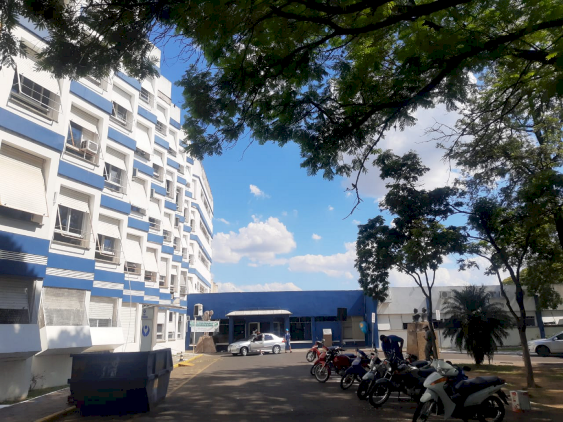 As cirurgias são realizadas por alunos do sexto semestre.