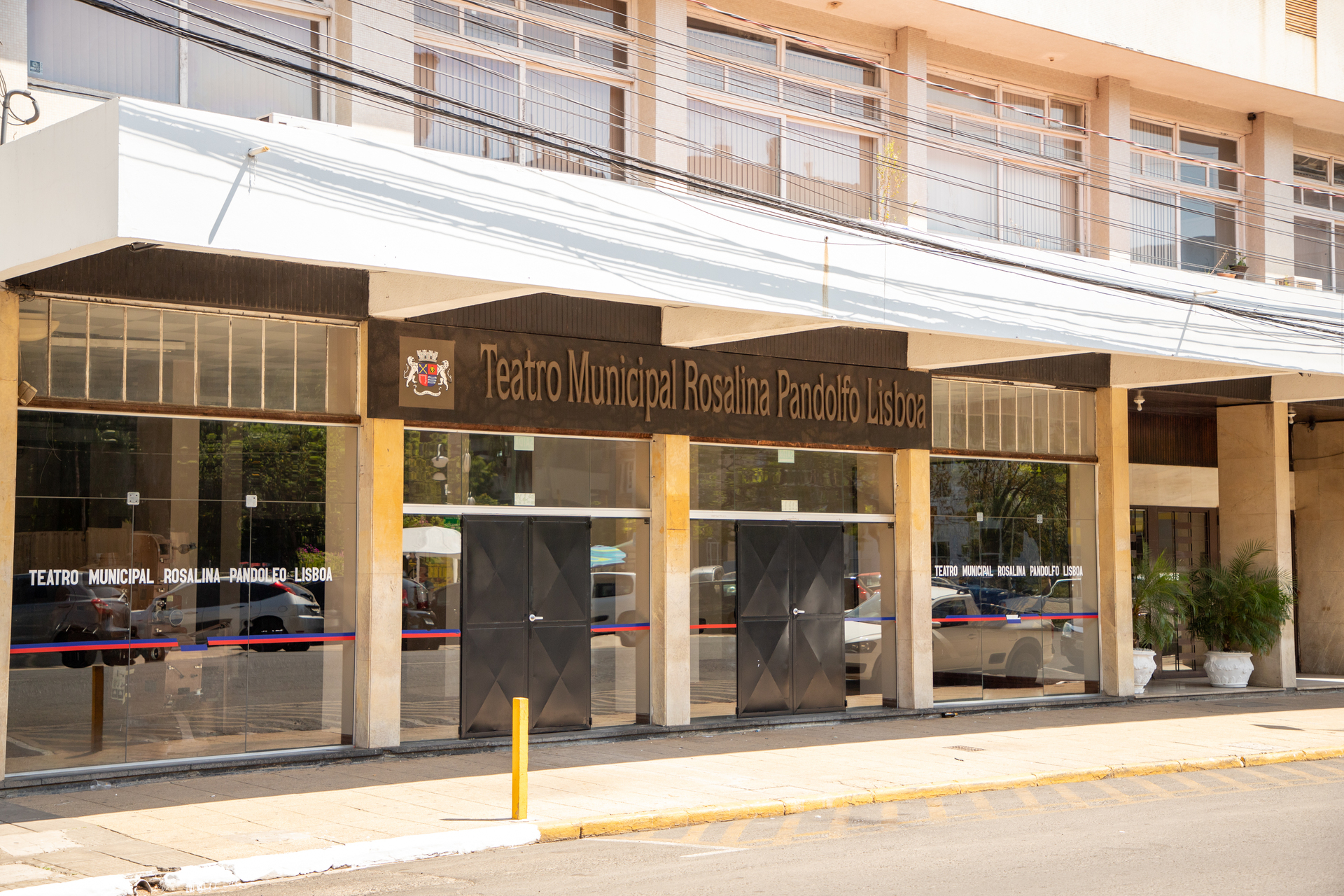 O evento ocorre no Teatro Municipal Rosalina Pandolfo.
