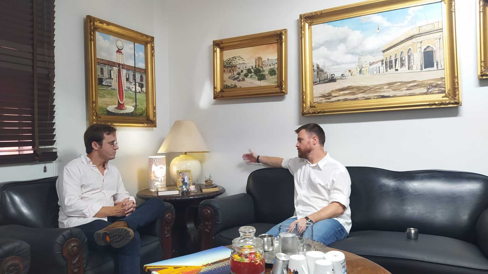 O prefeito Ronnie Mello, recebeu na Prefeitura Municipal na última semana, a visita do empresário Renato Nahas.