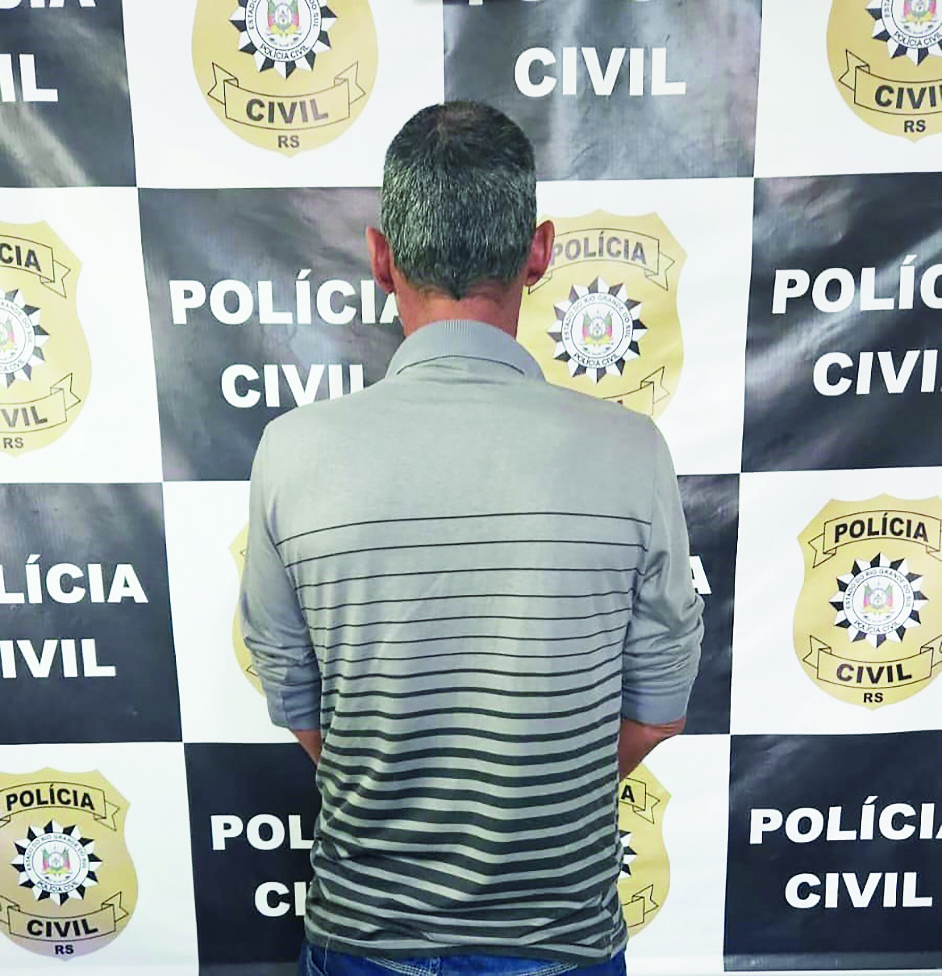 O homem tem 52 anos.