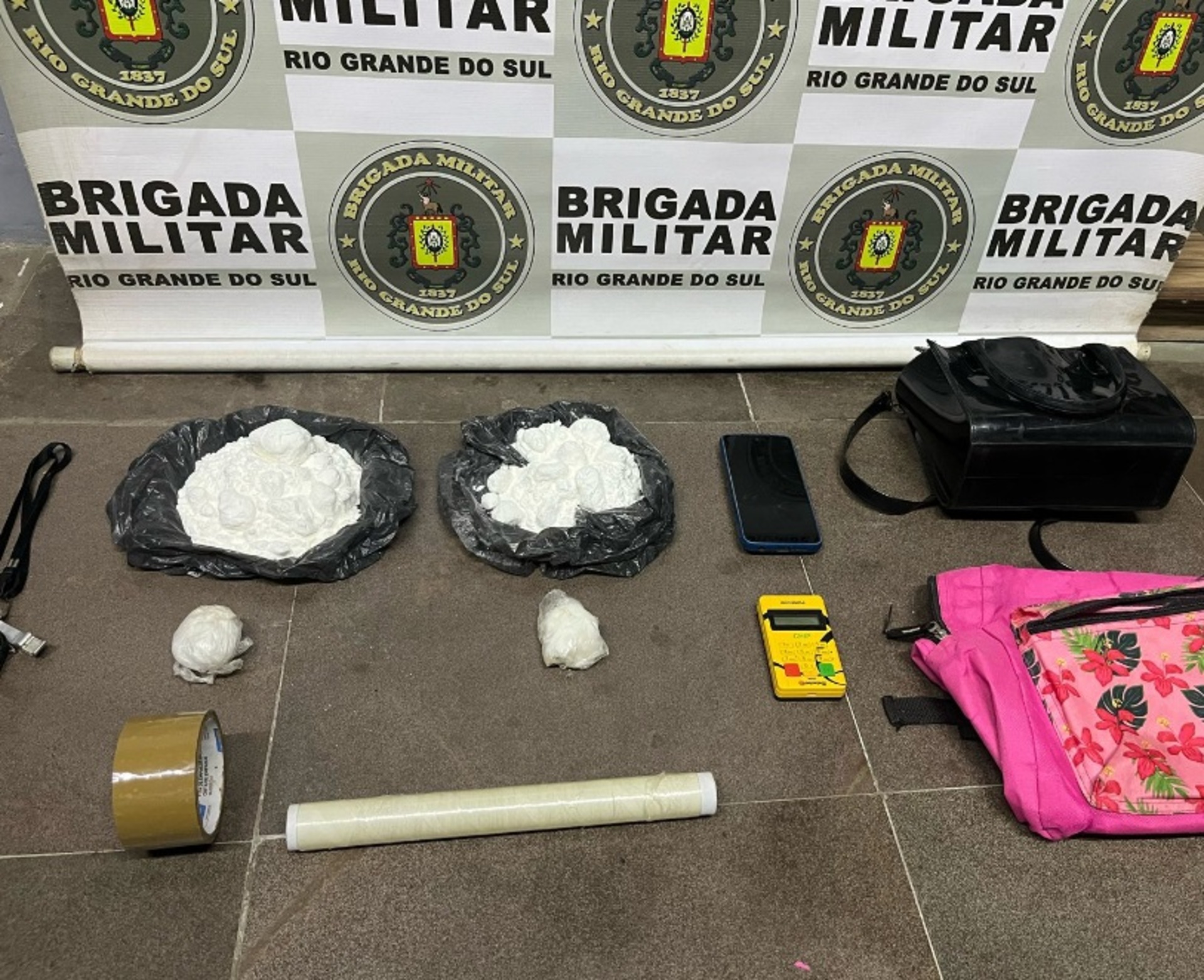 A mulher testou despistar a Polícia, mas acabou entregando o material.