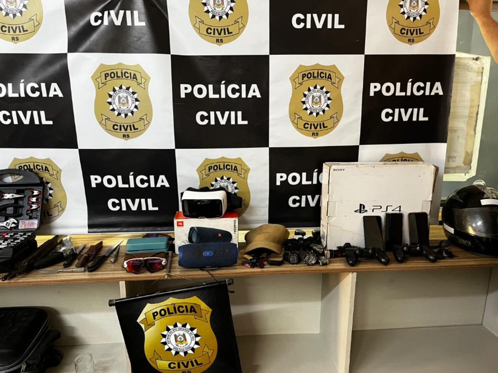Com o homem foram apreendidos diversos objetos roubados e furtados das vítimas