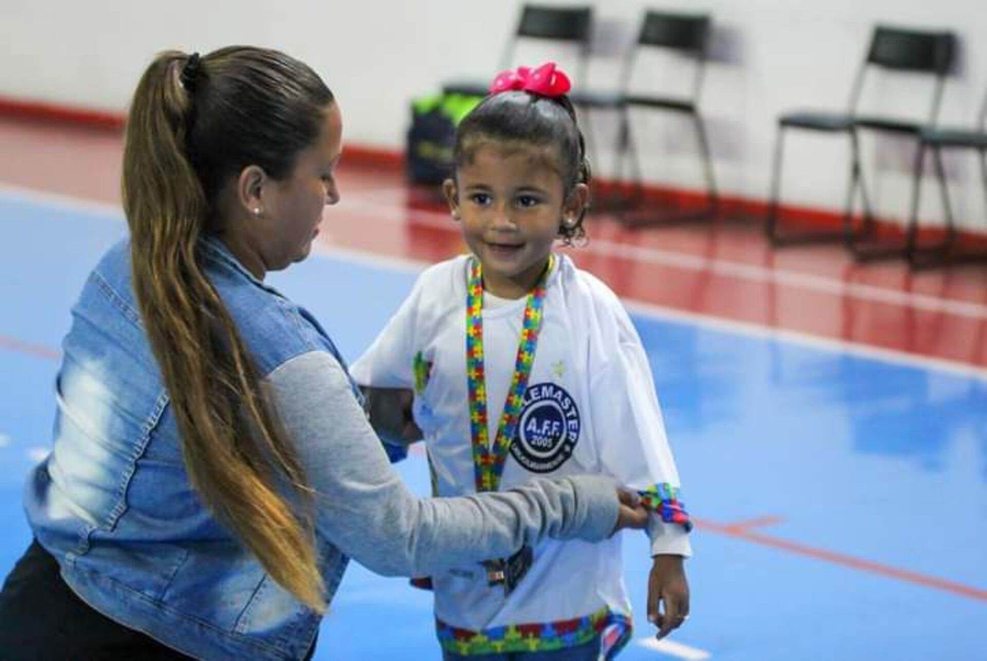 Valentina é uma criança superativa e joga futsal.
