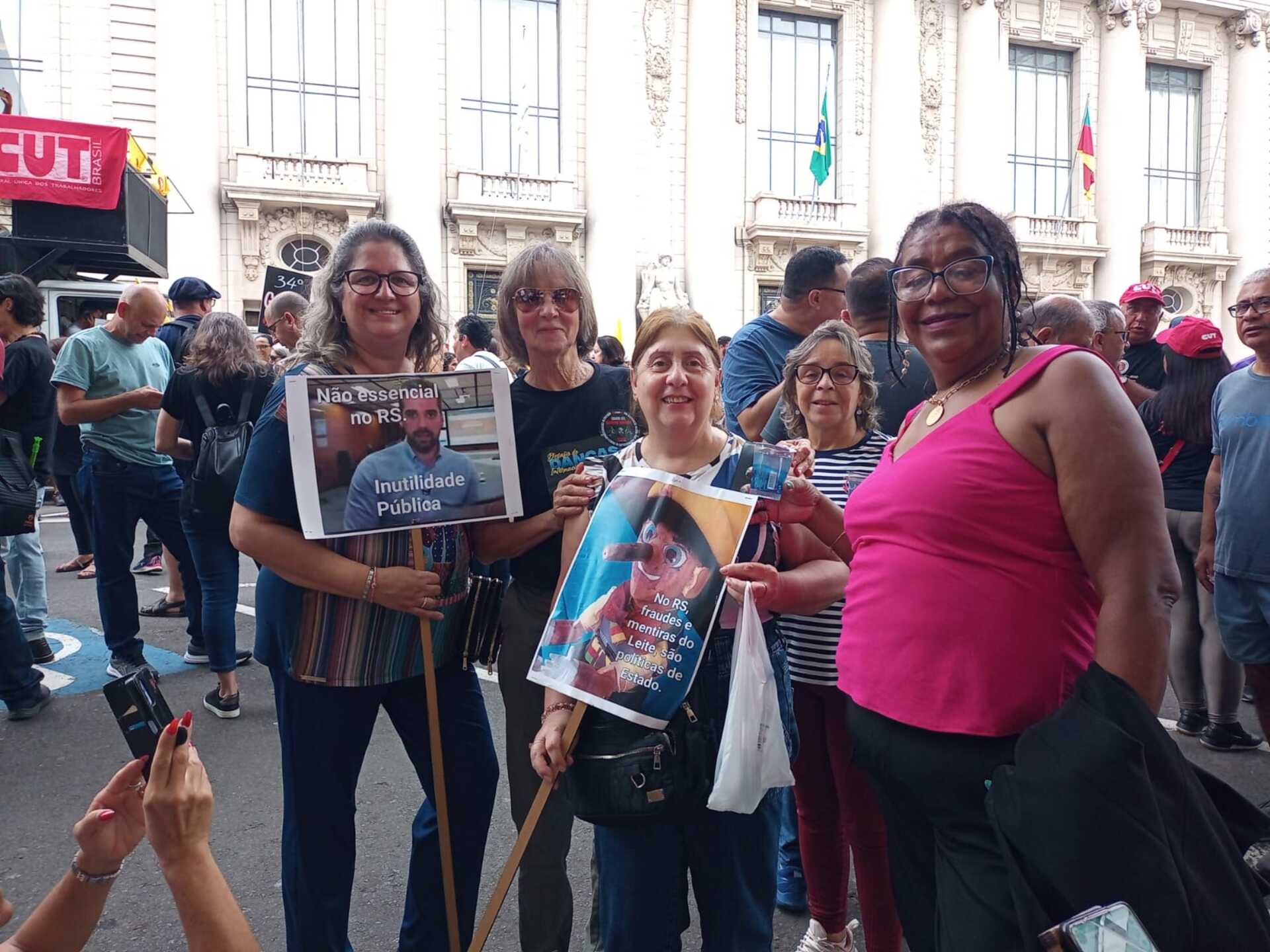 Professores Uruguaianenses marcaram presença no ato