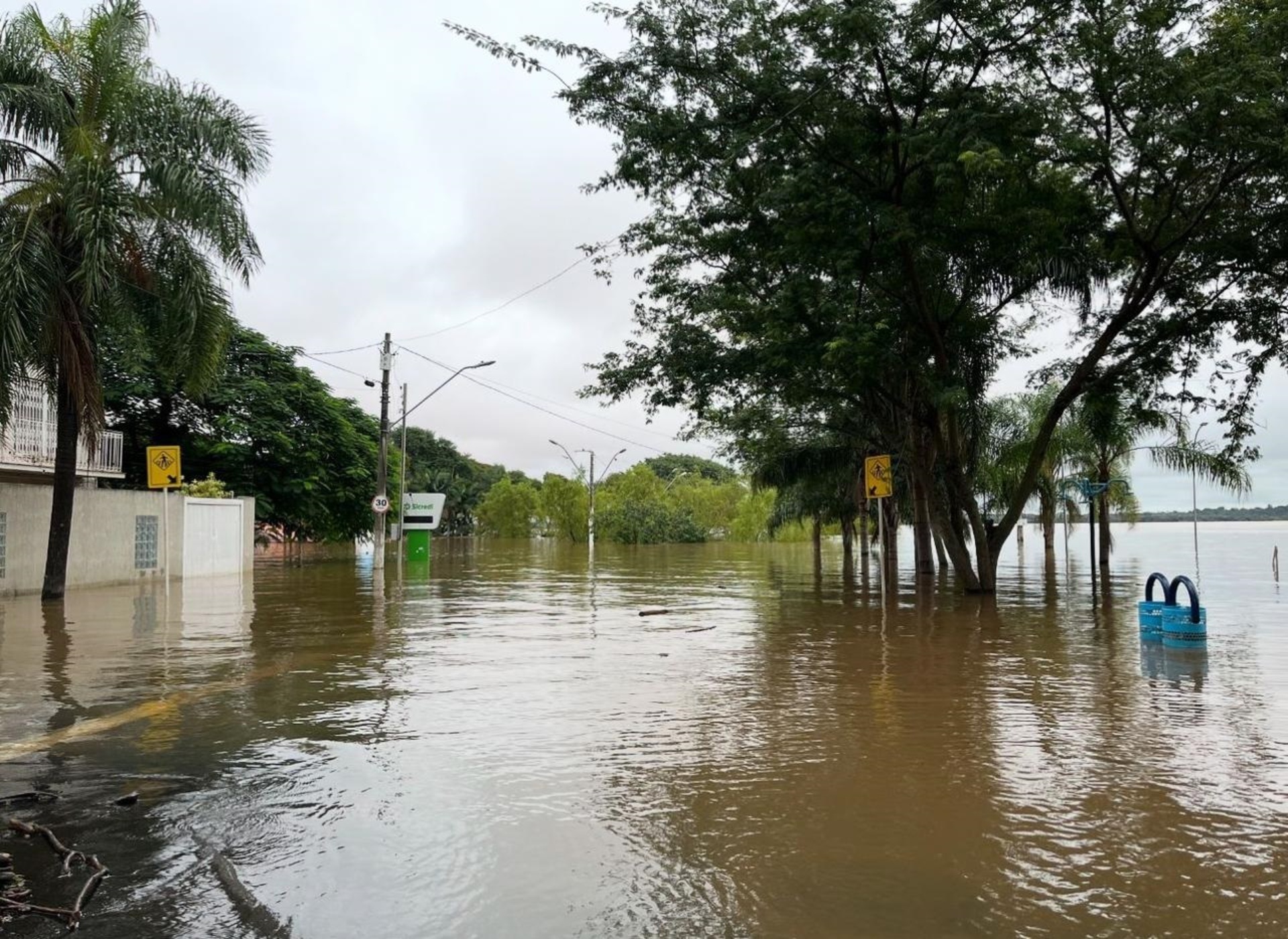 51 – São cerca de 1.800 pessoas fora de suas casas.