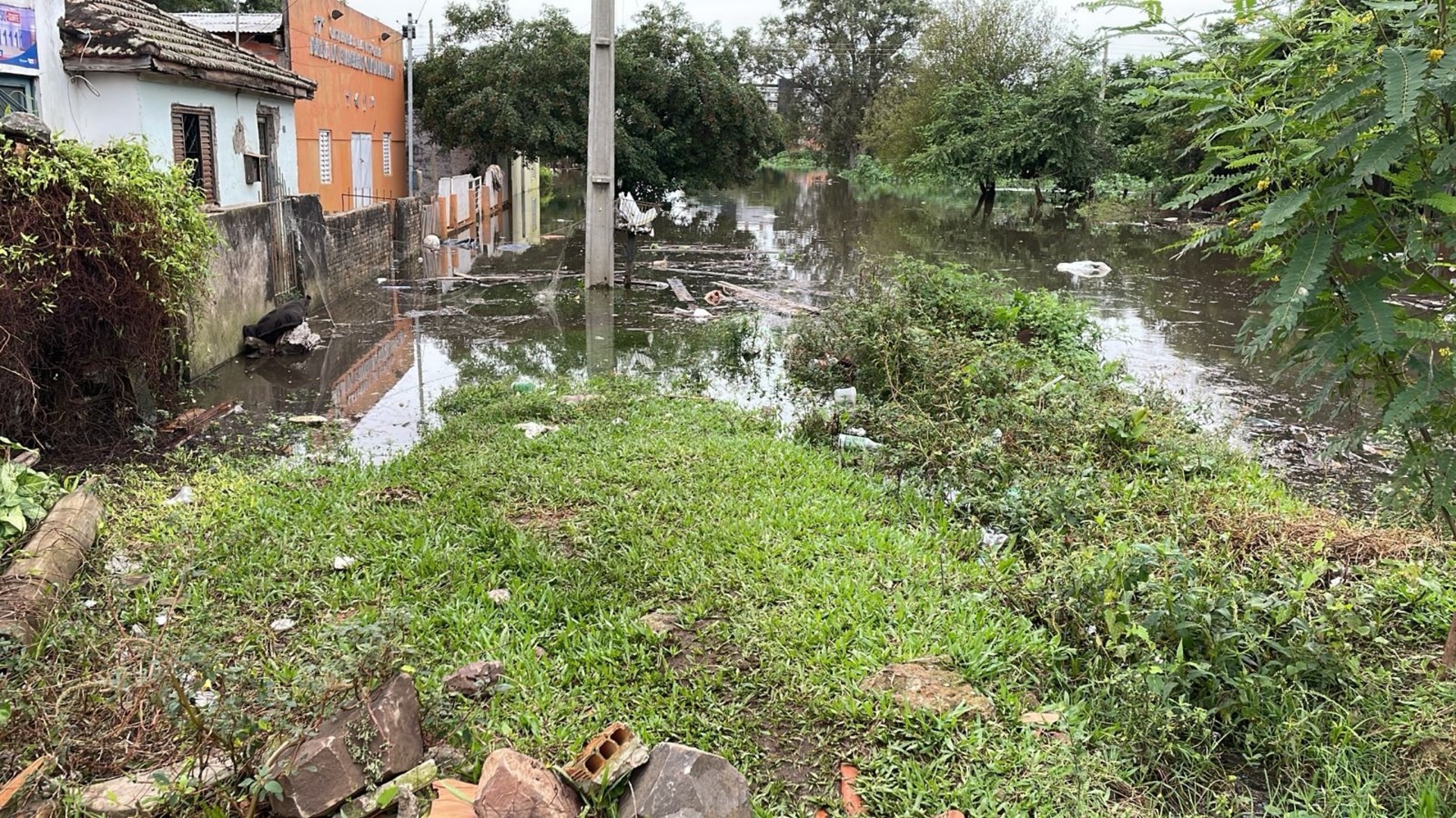 Até o momento, a cidade tem cerca de 320 pessoas desabrigadas.