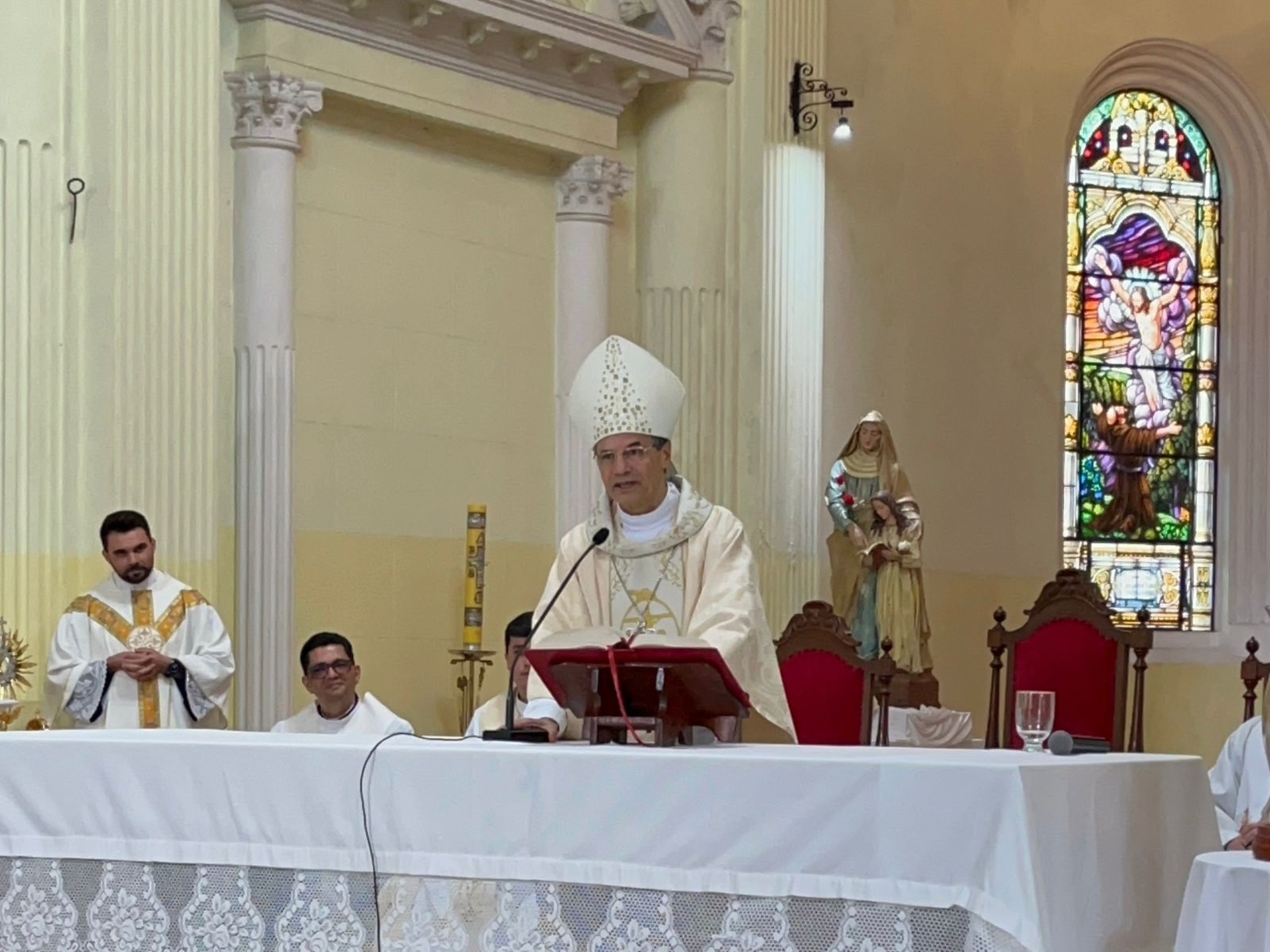 52 – O bispo trabalhou durante sete anos no município.