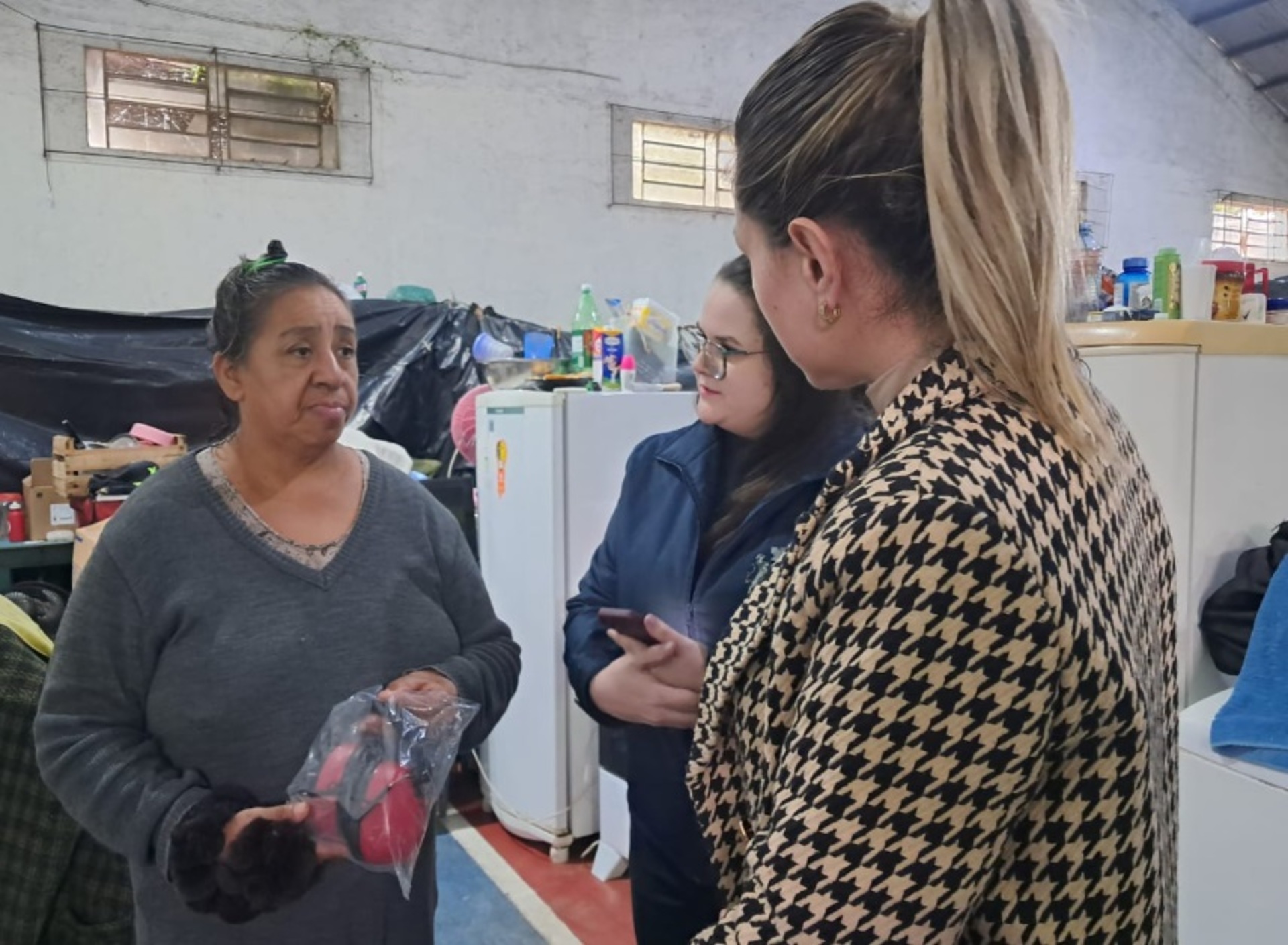 A secretária Suzielle Pivetta fez a entrega de abafadores de som às crianças que possuem sensibilidade