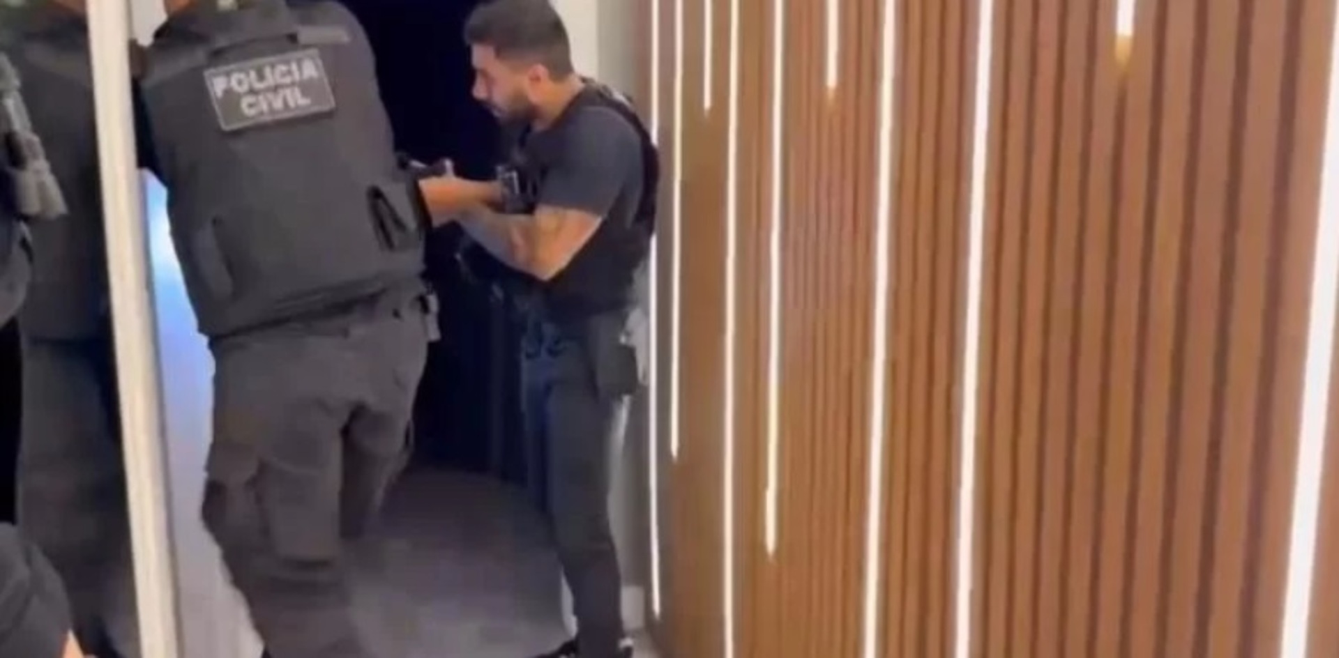 71 – A Polícia Civil cumpriu três mandados de busca e apreensão de um adolescente de 16 anos