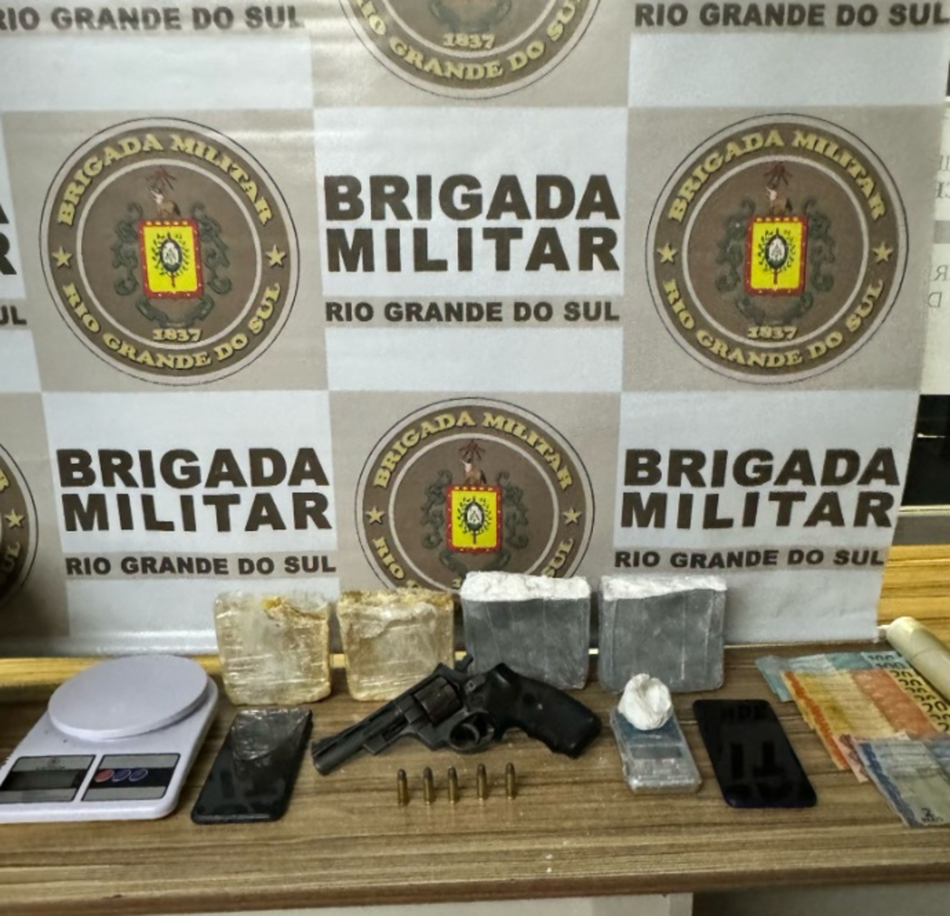 72 - Na residência, foram encontrados quatro tijolos de cocaína e crack