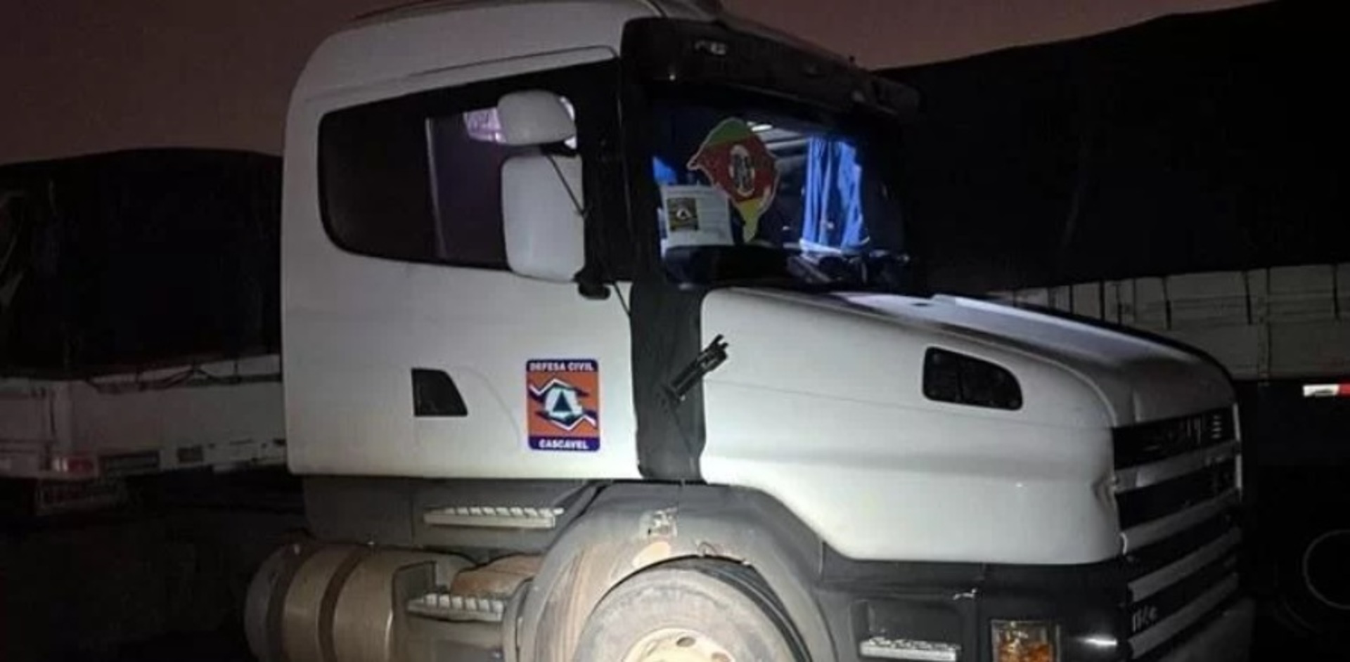 73 - A carreta transportava aproximadamente 20 toneladas de donativos, arrecadados de forma correta no Paraná