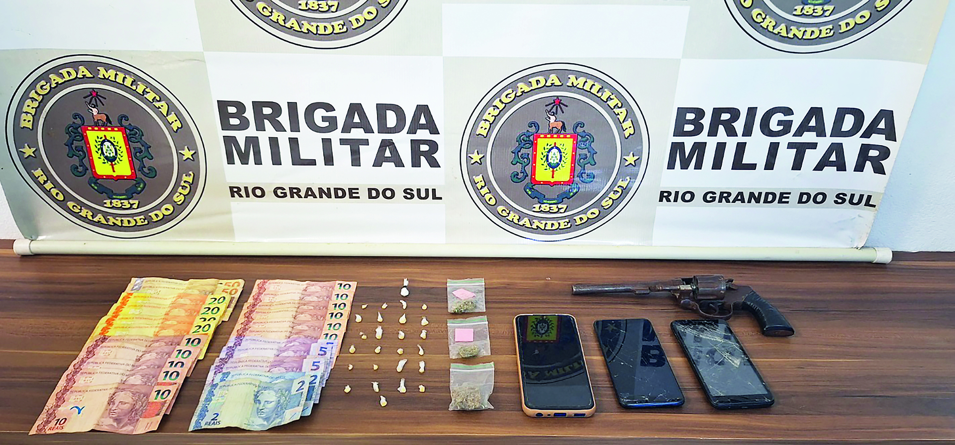 73 - Além de drogas, a Brigada também apreendeu celulares e dinheiro