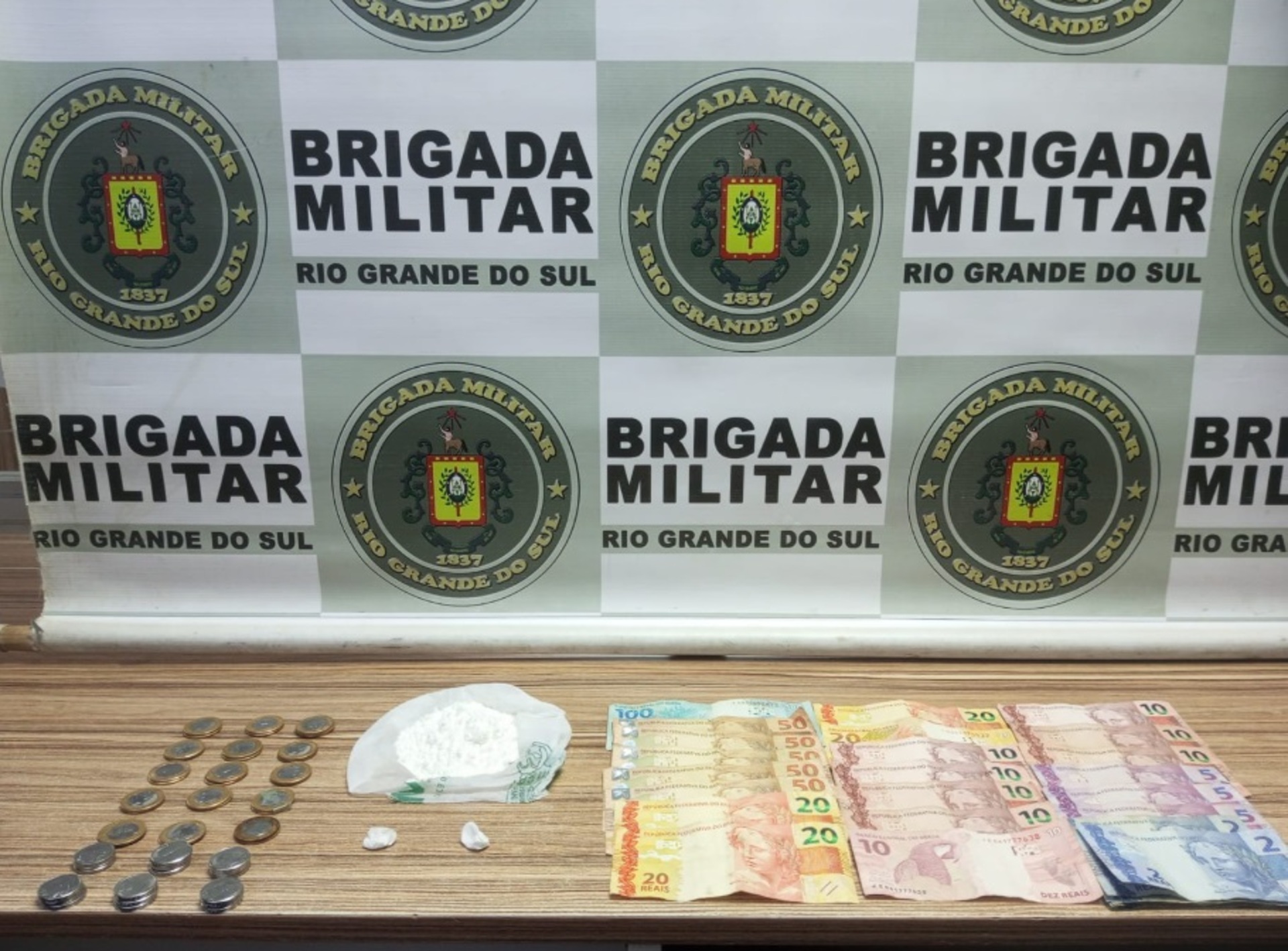 73 - Na casa do menor foim encontrada uma certa quantia em drogas