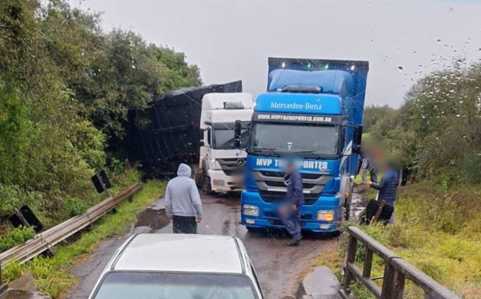 73 - O acidente ocorreu na entrada da Ponte do Ibicuí