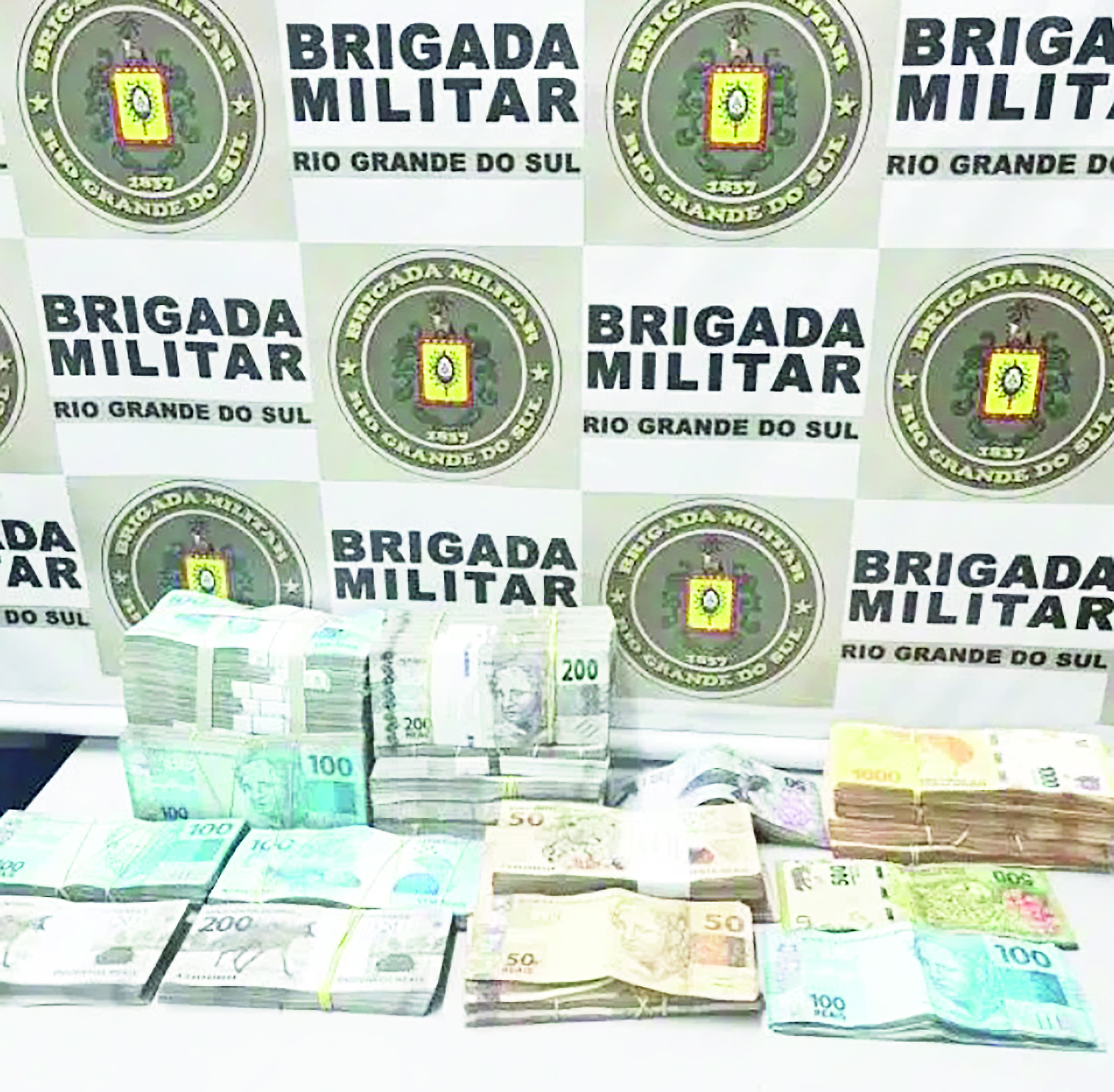 73 - Um deles afirmou que o dinheiro era de sua propriedade