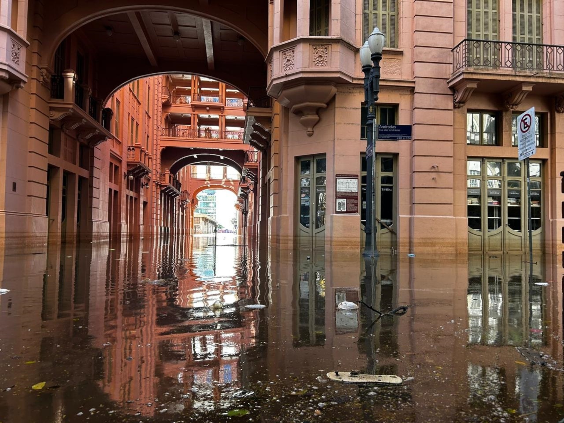 92 – O térreo da Casa de Cultura Mario Quintana foi totalmente comprometido.