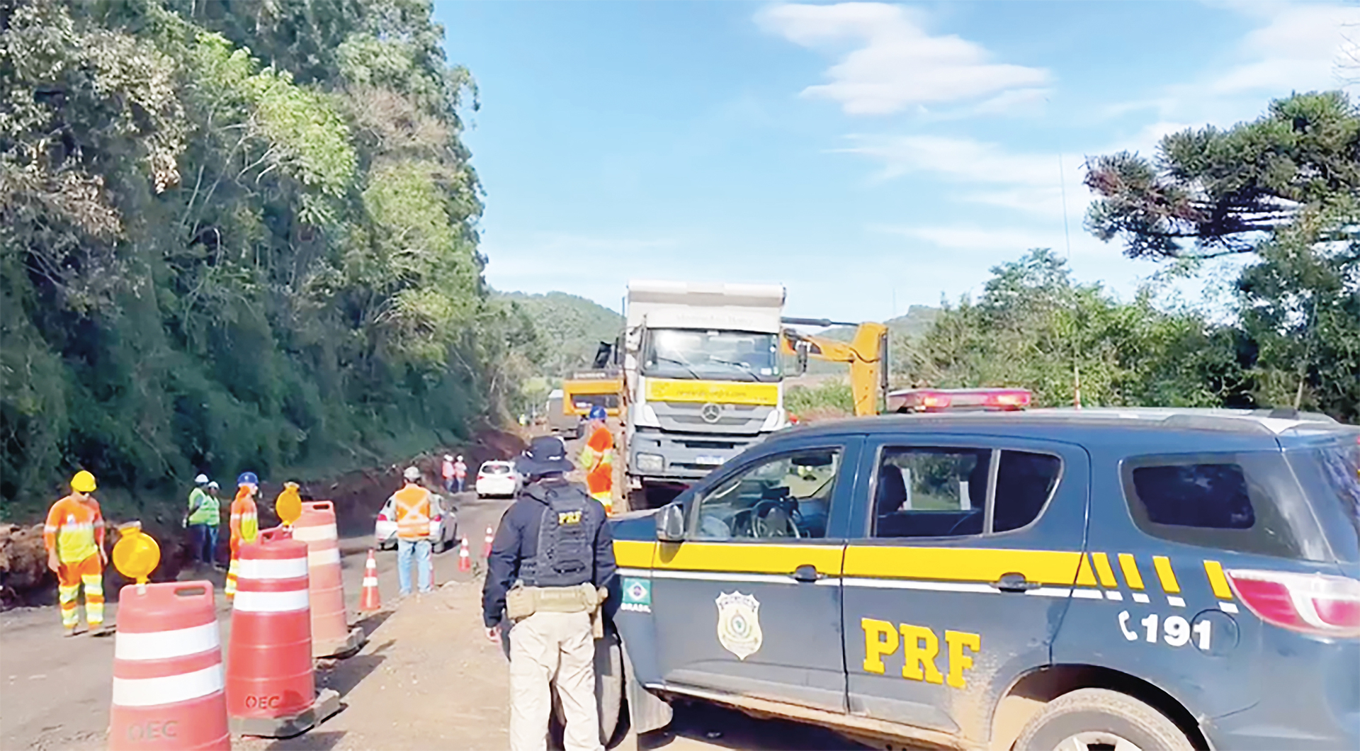 O trânsito de veículos continua sendo priorizado para os veículos de resgate