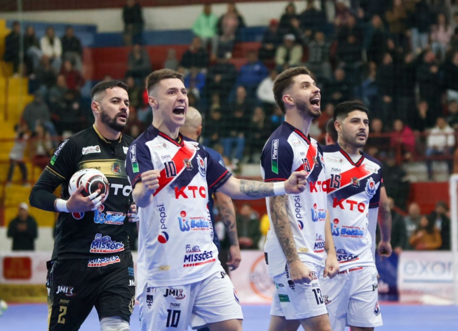 92 - O quarto gol veio na consequência. Perdendo o jogo, o Giruá Futsal jogou com o goleiro-linha