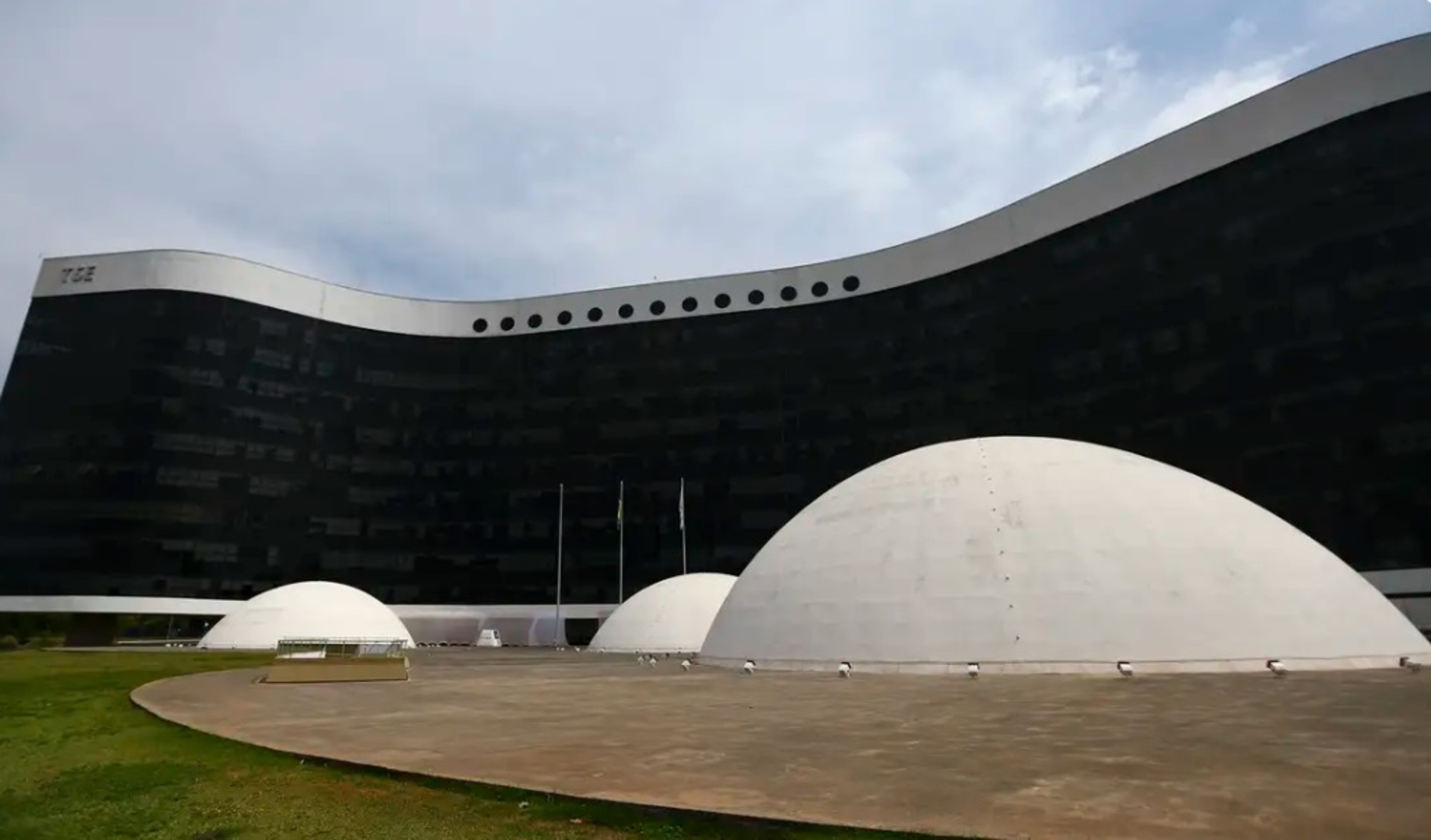 - O cargo com maior número de vagas é o de Técnico Judiciário– Área Administrativa, com 208 vagas.